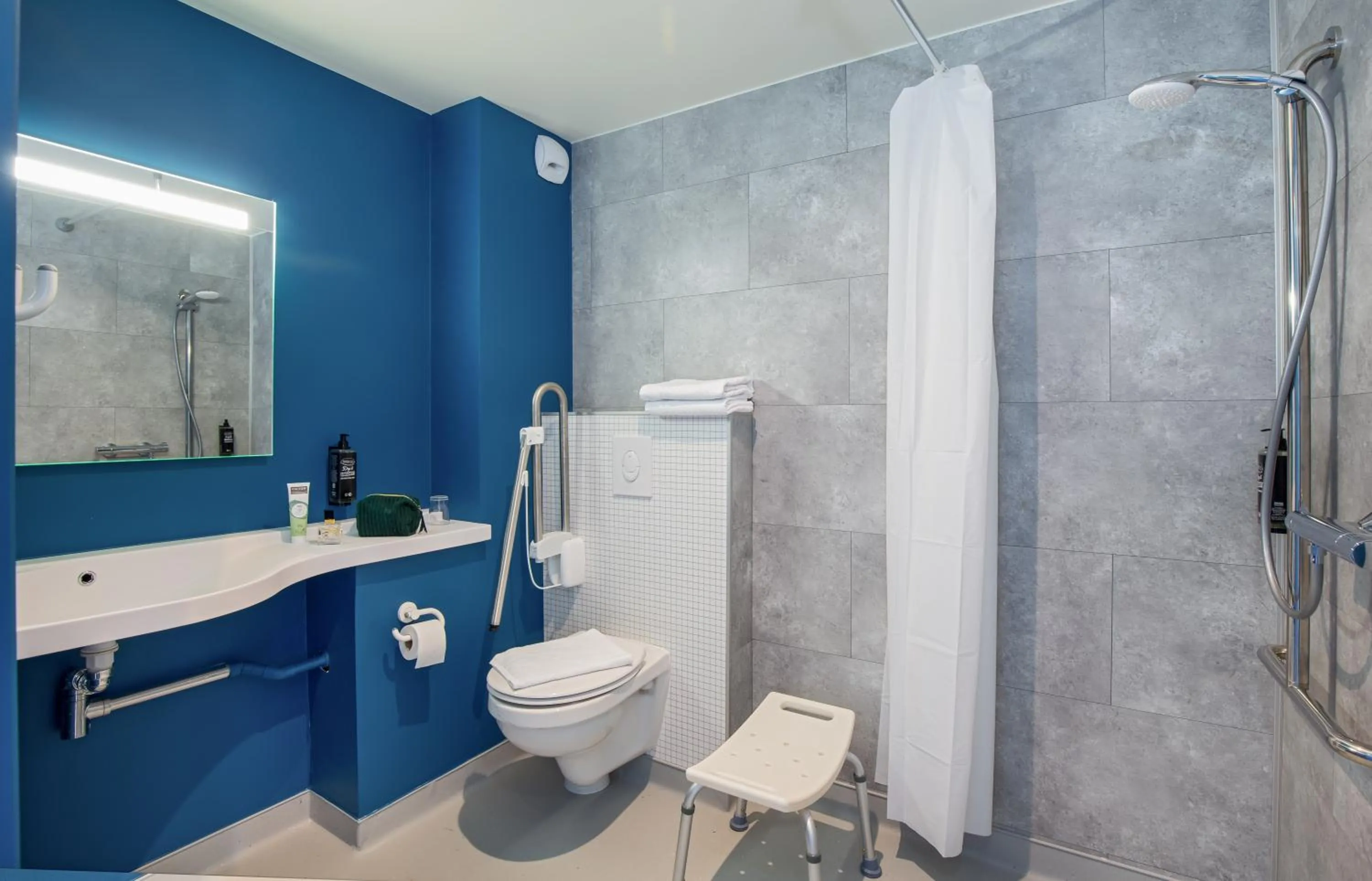 Bathroom in ibis budget Valence Nord Plateau des Couleures