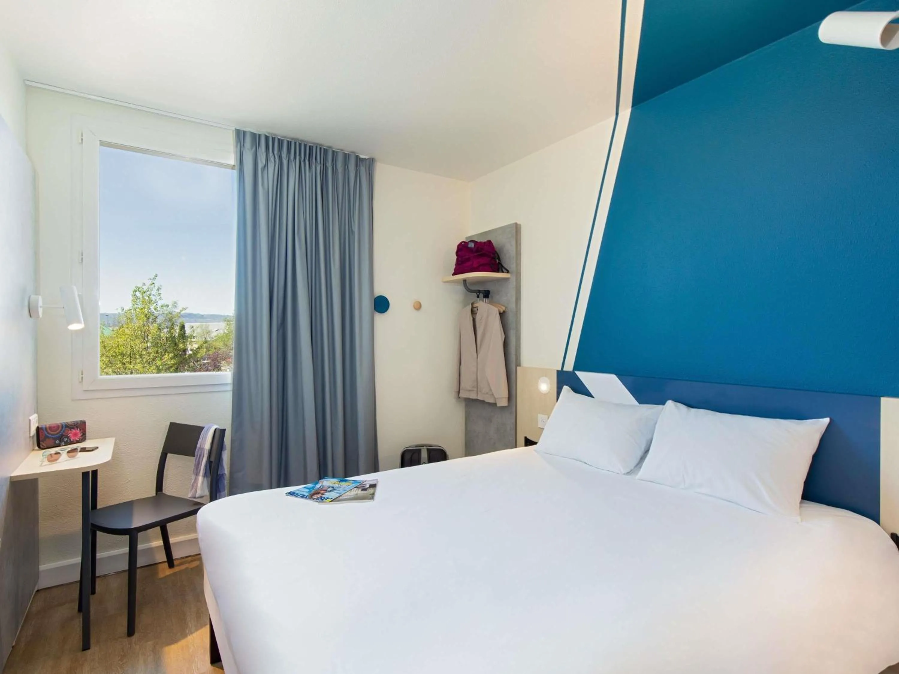 Bedroom, Bed in ibis budget Valence Nord Plateau des Couleures