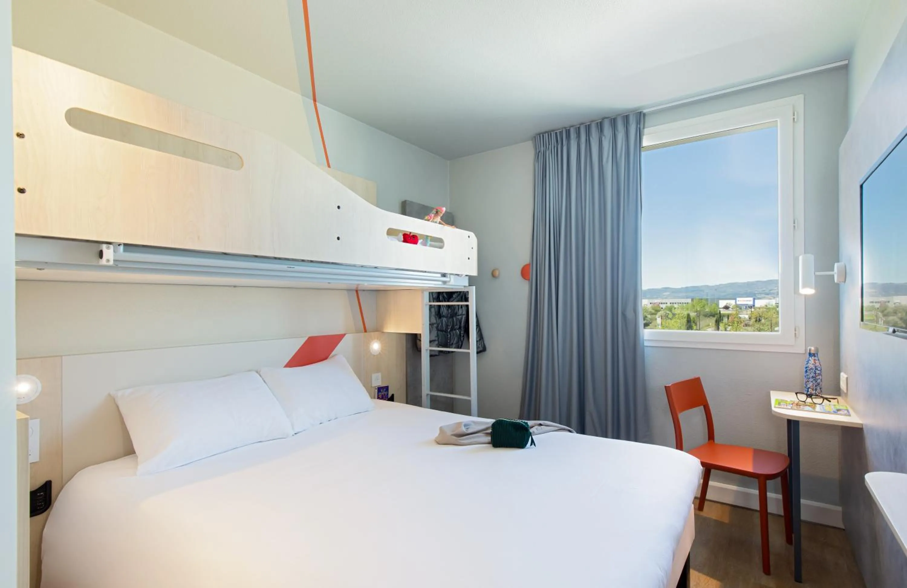 Bedroom, Bed in ibis budget Valence Nord Plateau des Couleures