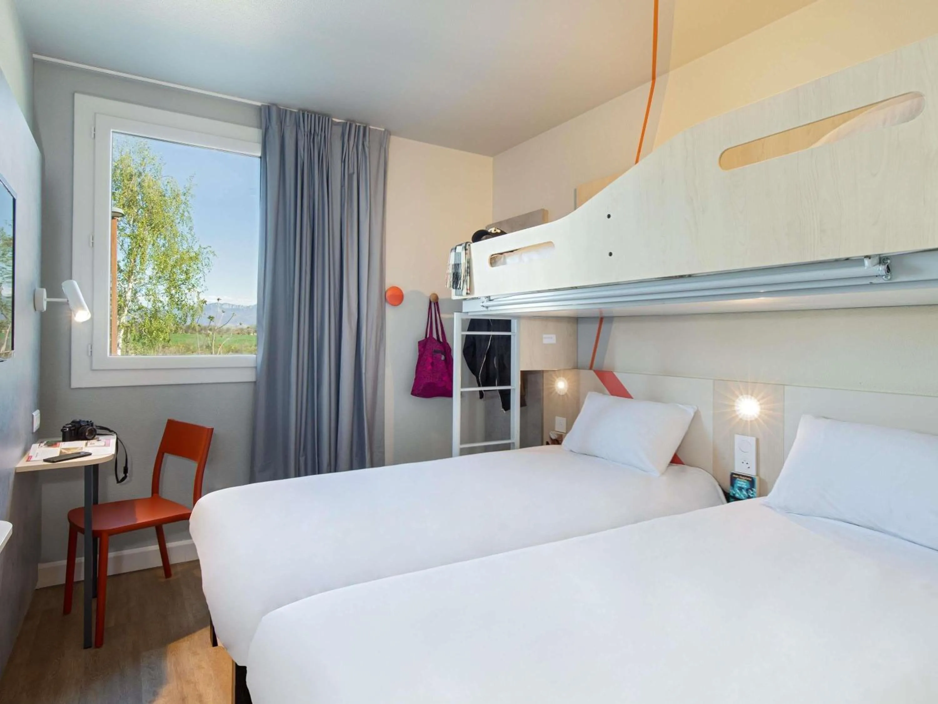 Bedroom, Bed in ibis budget Valence Nord Plateau des Couleures