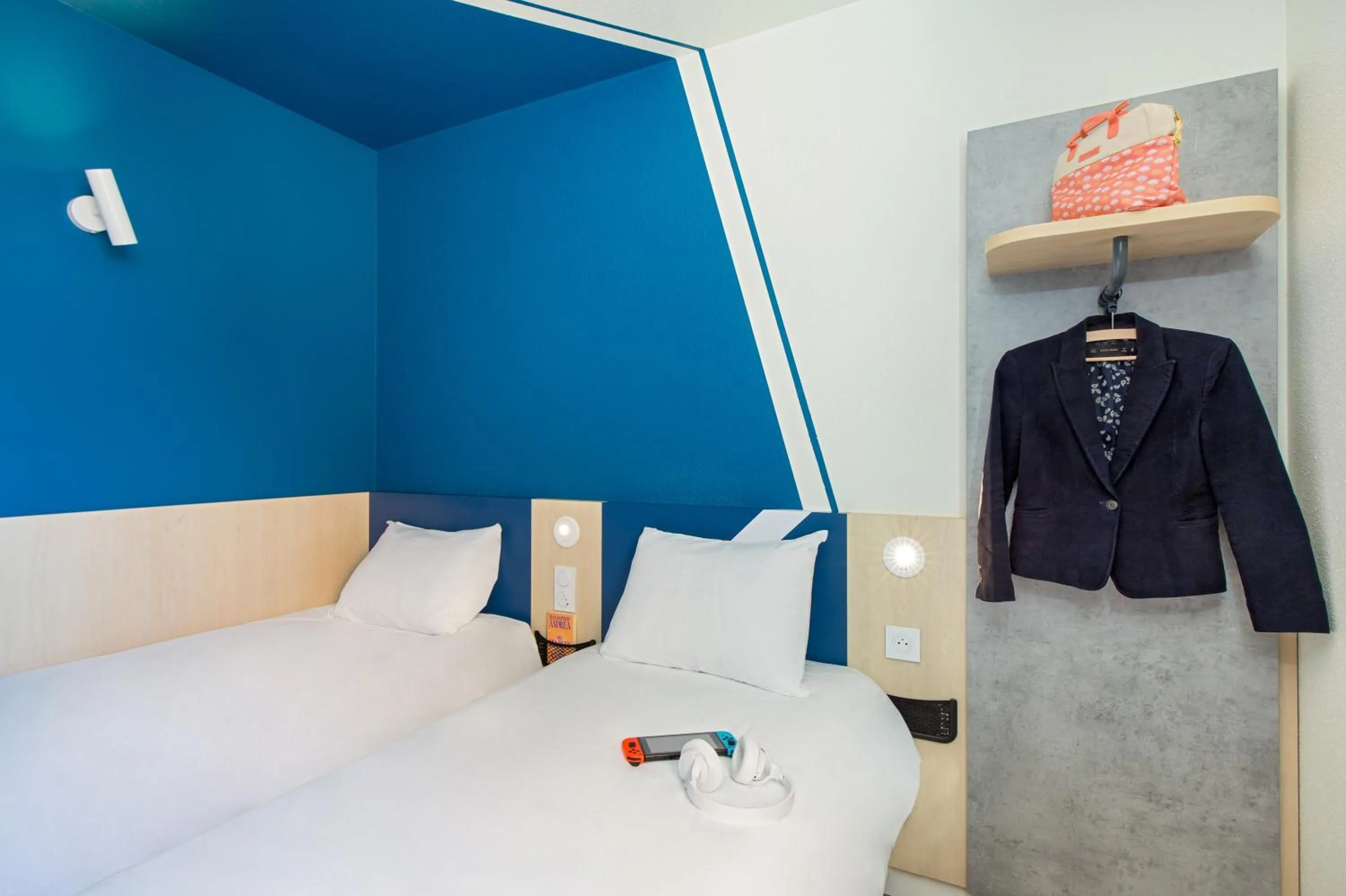 Bedroom, Bed in ibis budget Valence Nord Plateau des Couleures