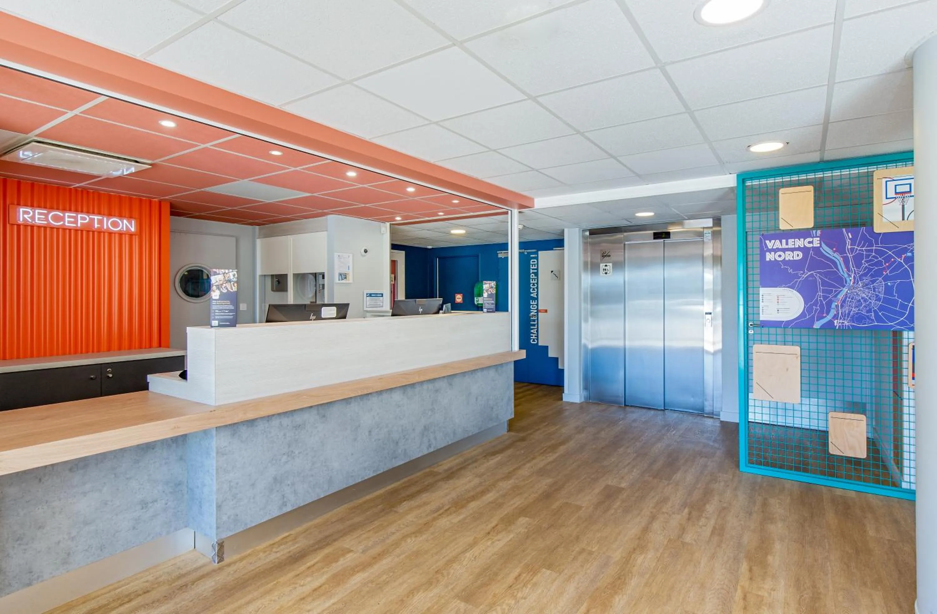 Lobby or reception in ibis budget Valence Nord Plateau des Couleures