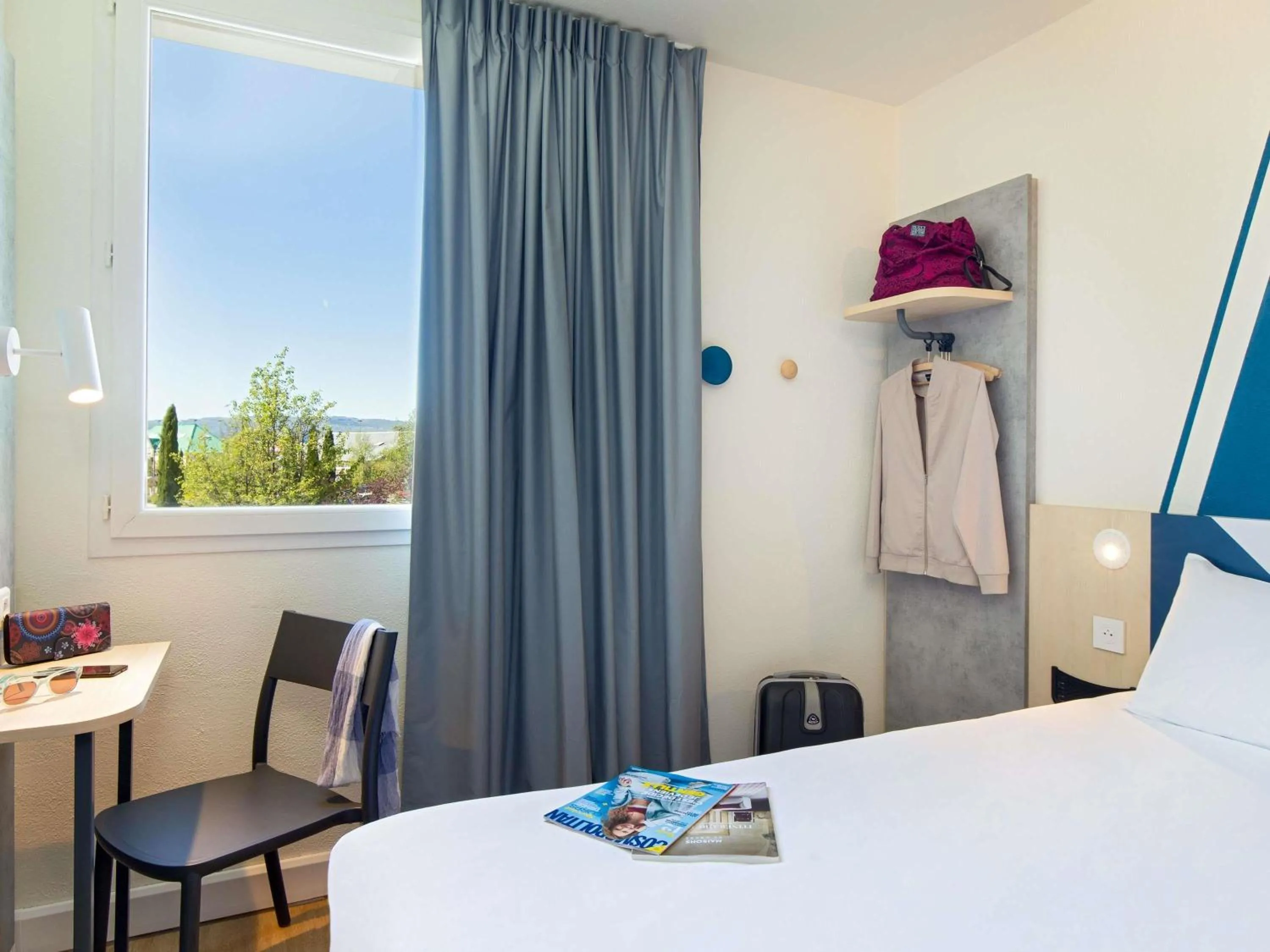 Bedroom, Bed in ibis budget Valence Nord Plateau des Couleures