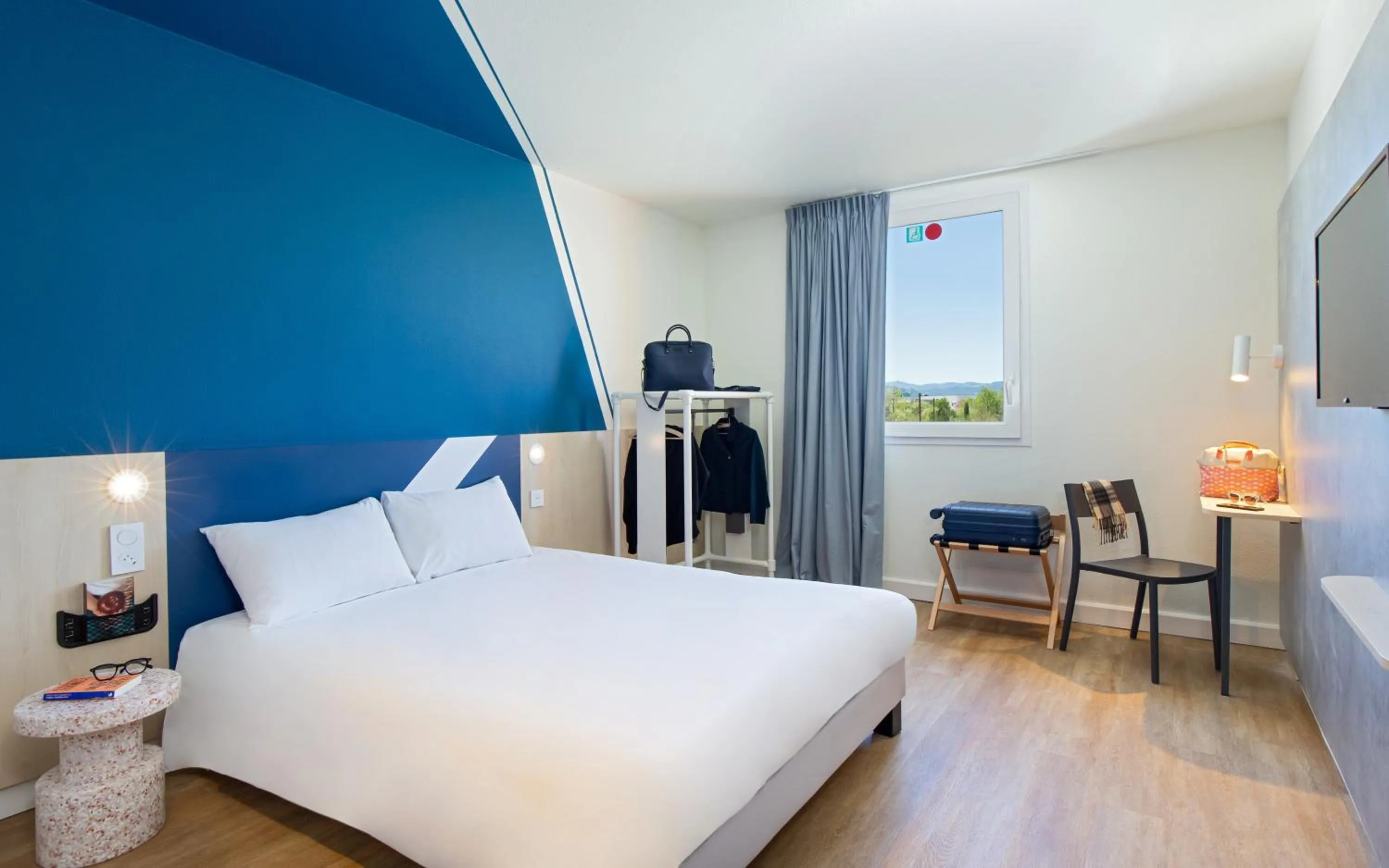Bedroom, Bed in ibis budget Valence Nord Plateau des Couleures