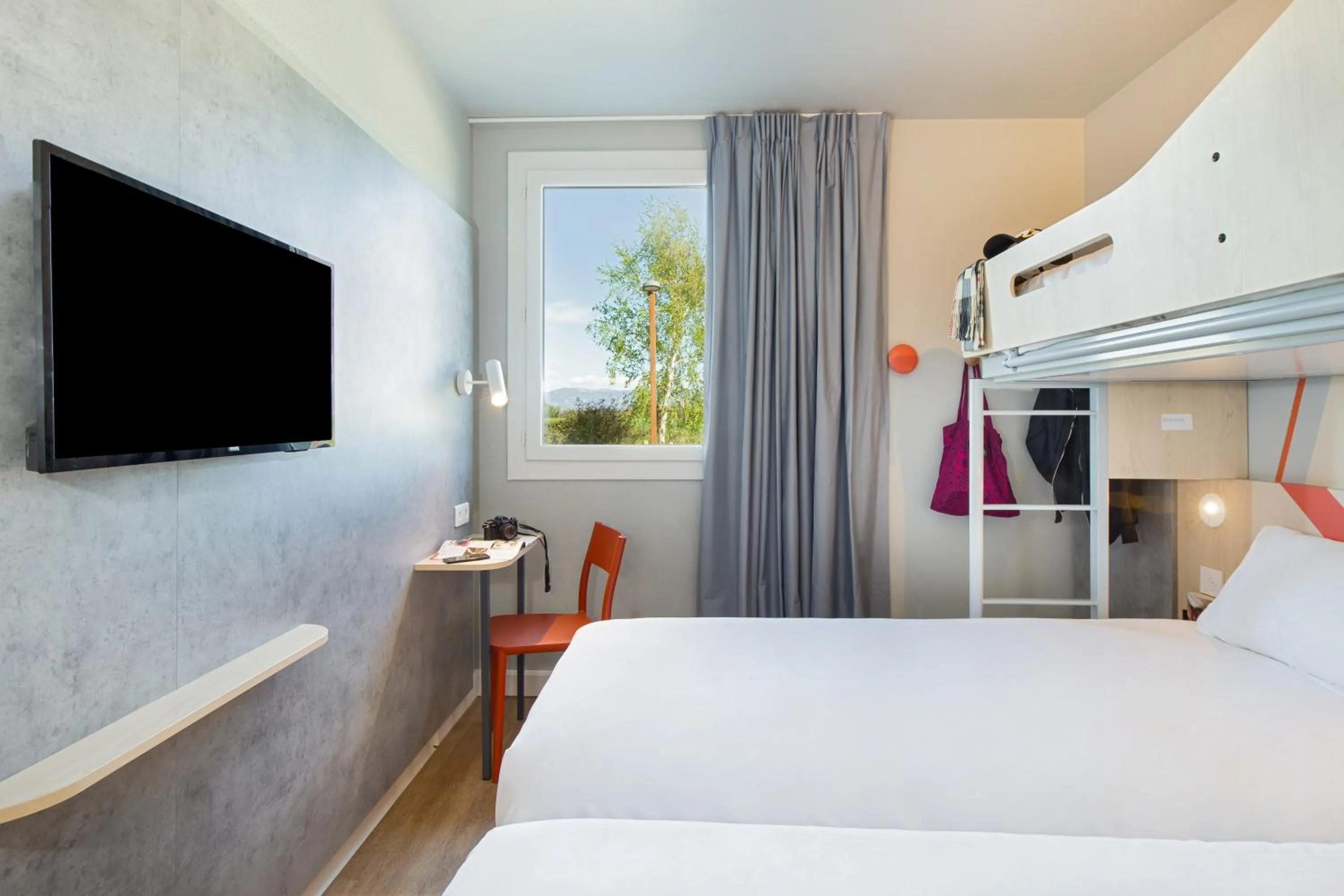Bedroom, Bed in ibis budget Valence Nord Plateau des Couleures