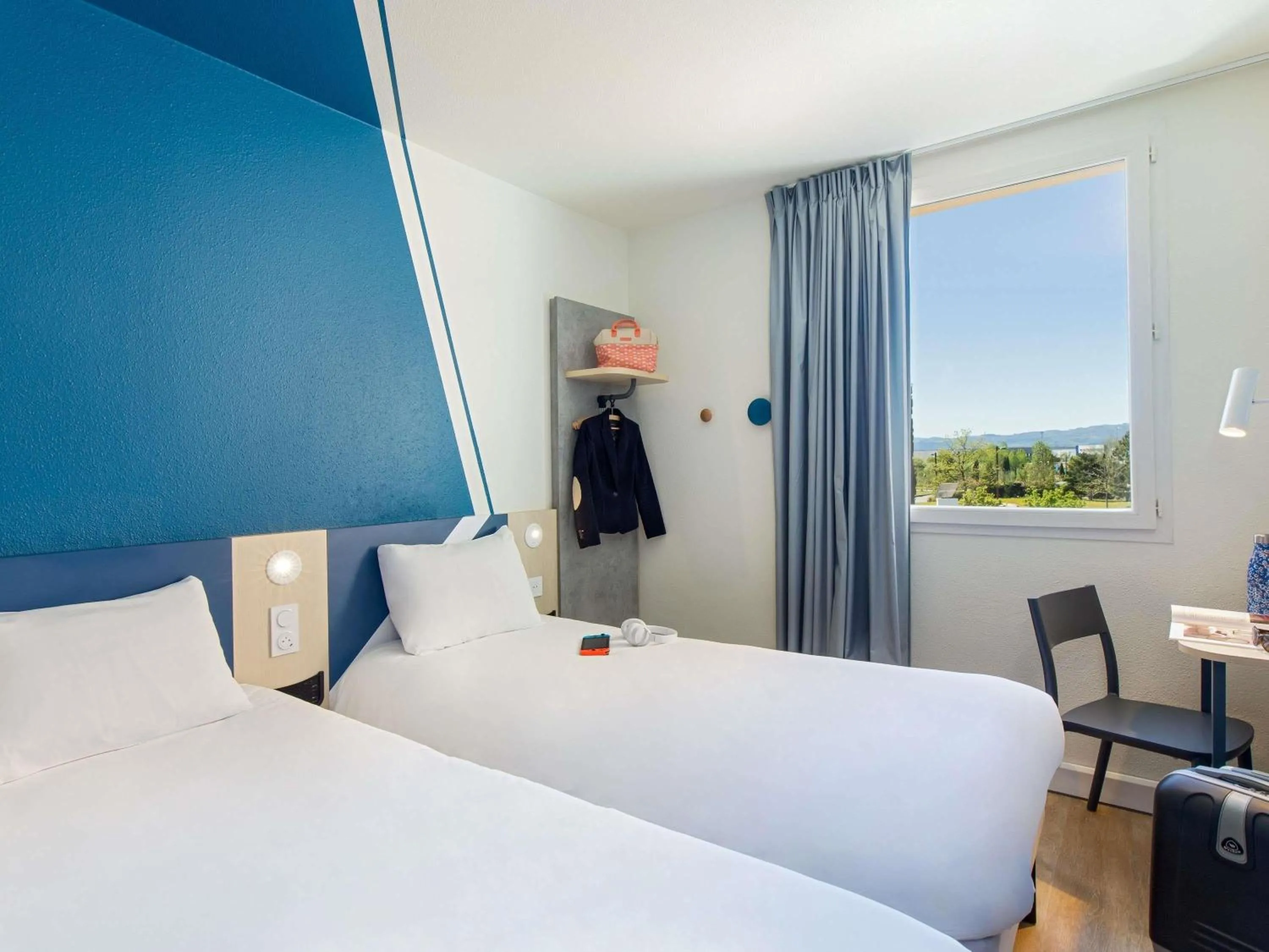 Bedroom, Bed in ibis budget Valence Nord Plateau des Couleures