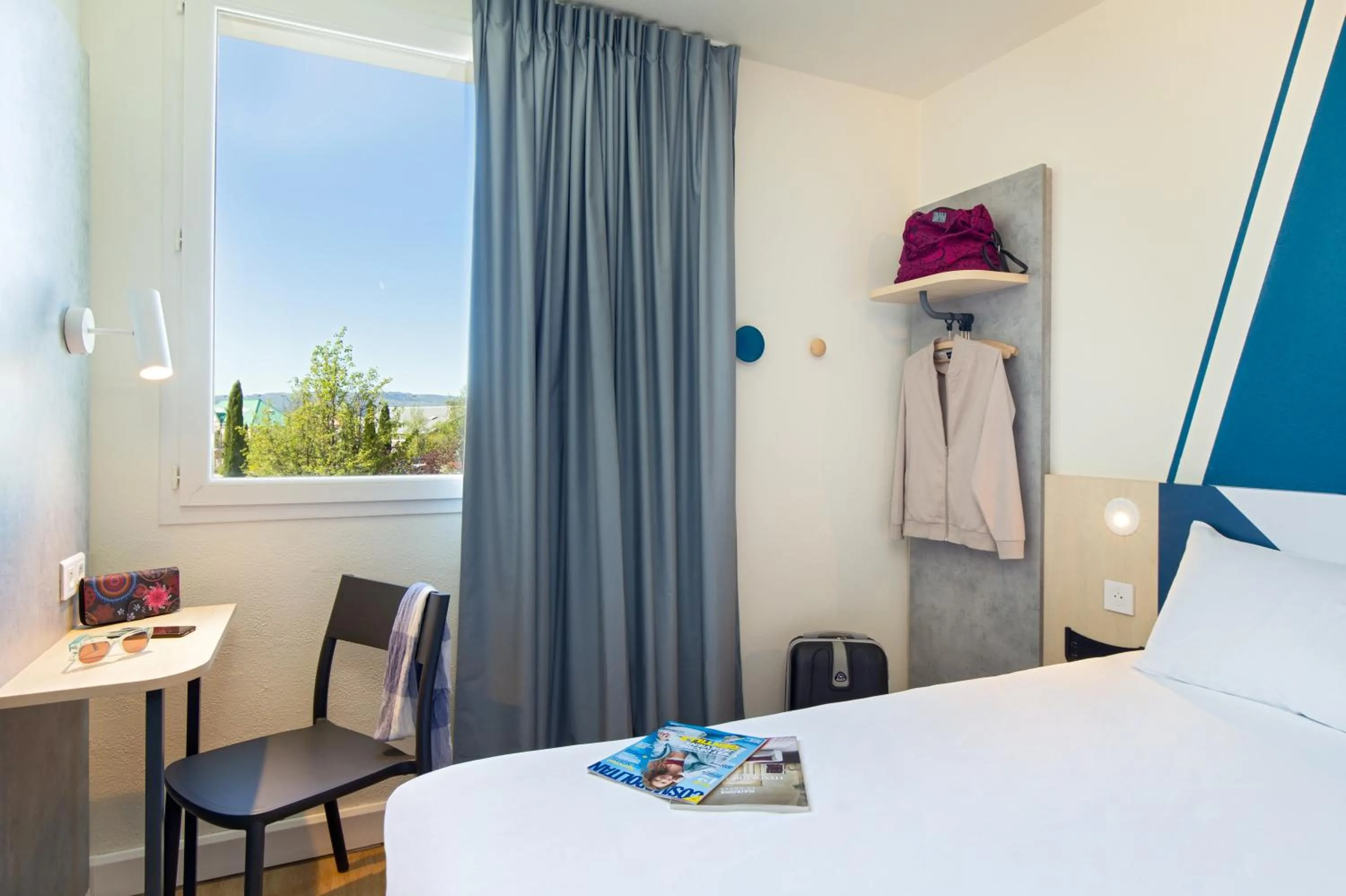 Bedroom, Bed in ibis budget Valence Nord Plateau des Couleures
