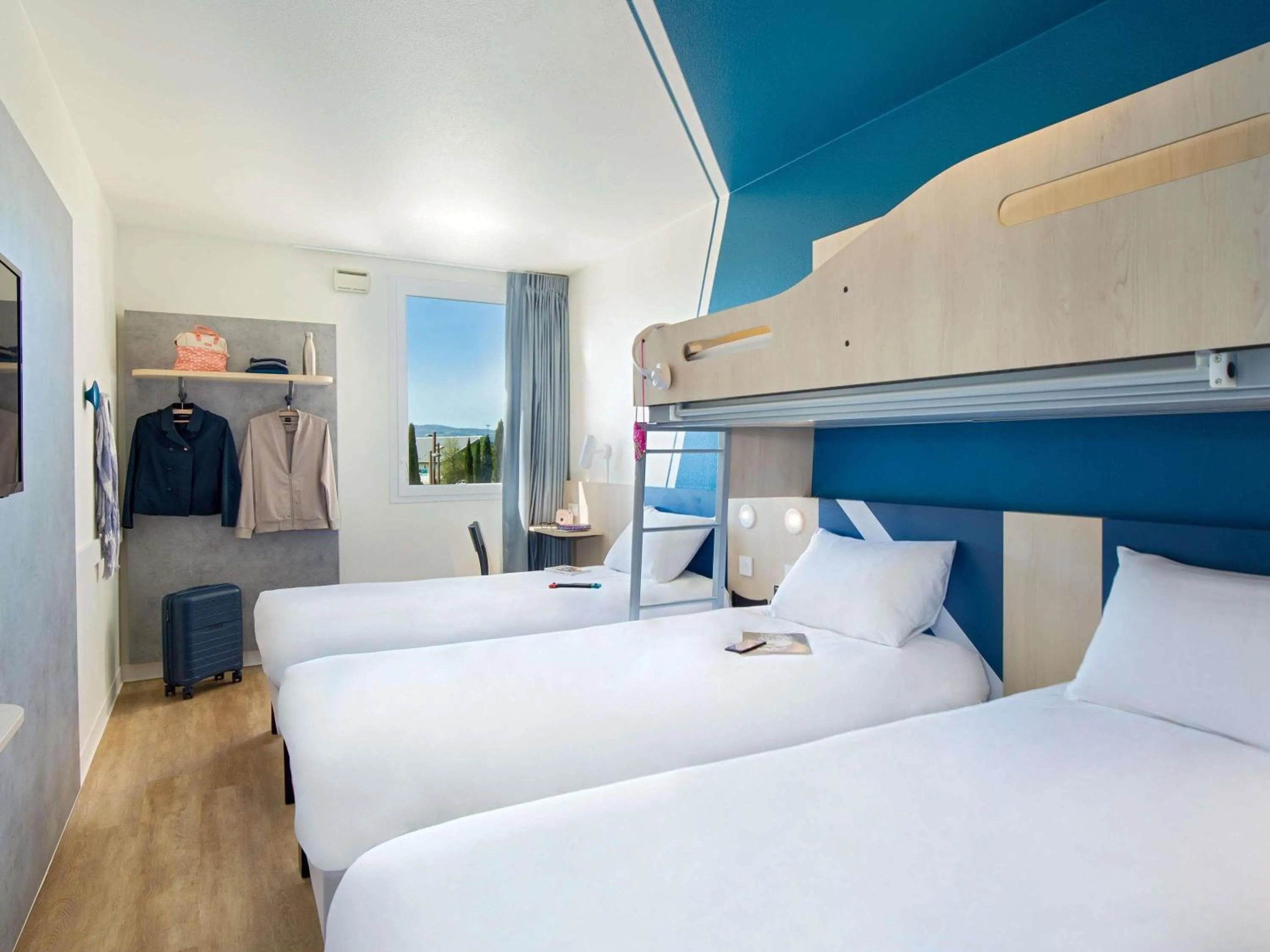 Bedroom, Bed in ibis budget Valence Nord Plateau des Couleures