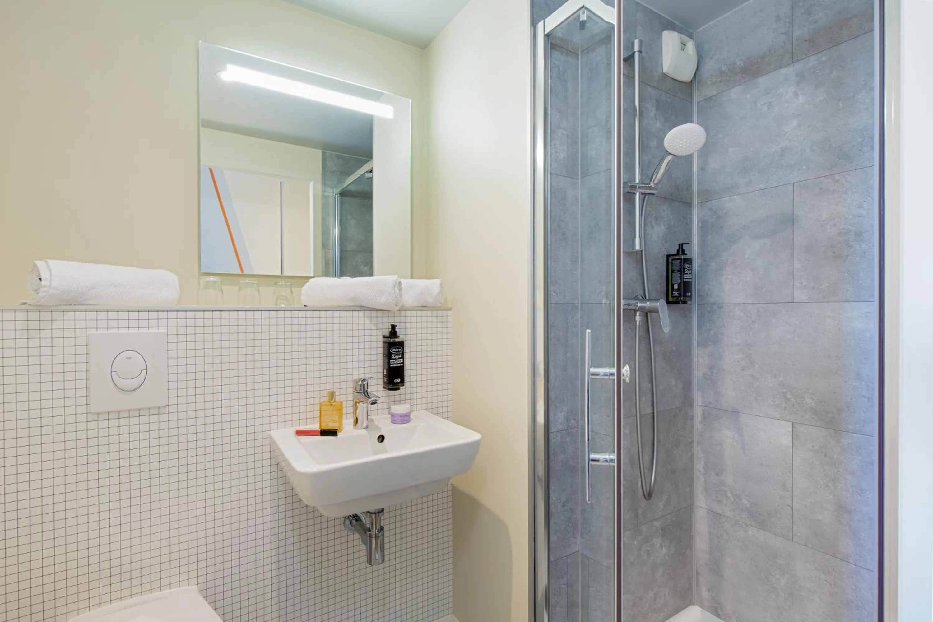 Bathroom in ibis budget Valence Nord Plateau des Couleures