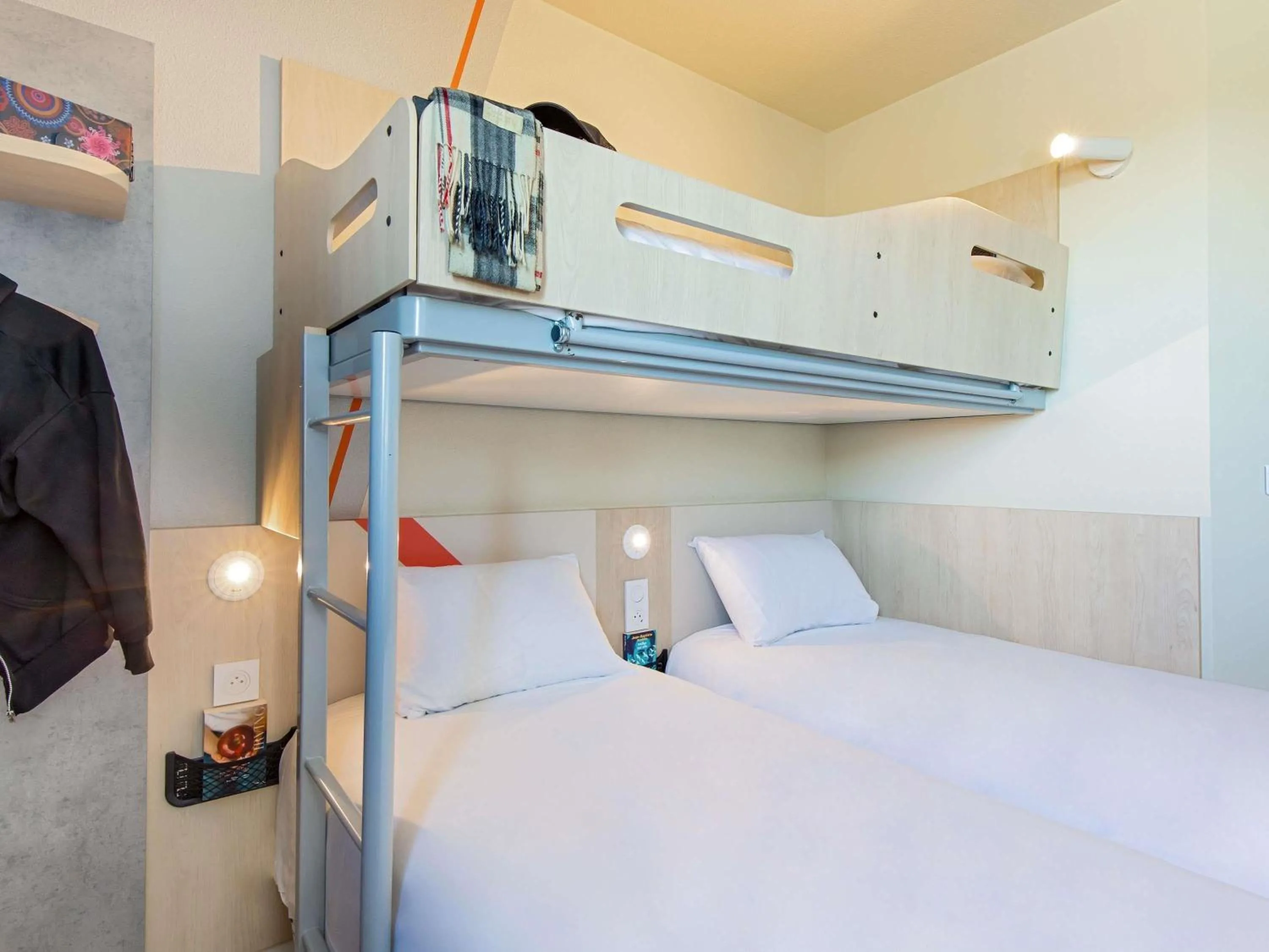 Bedroom, Bed in ibis budget Valence Nord Plateau des Couleures