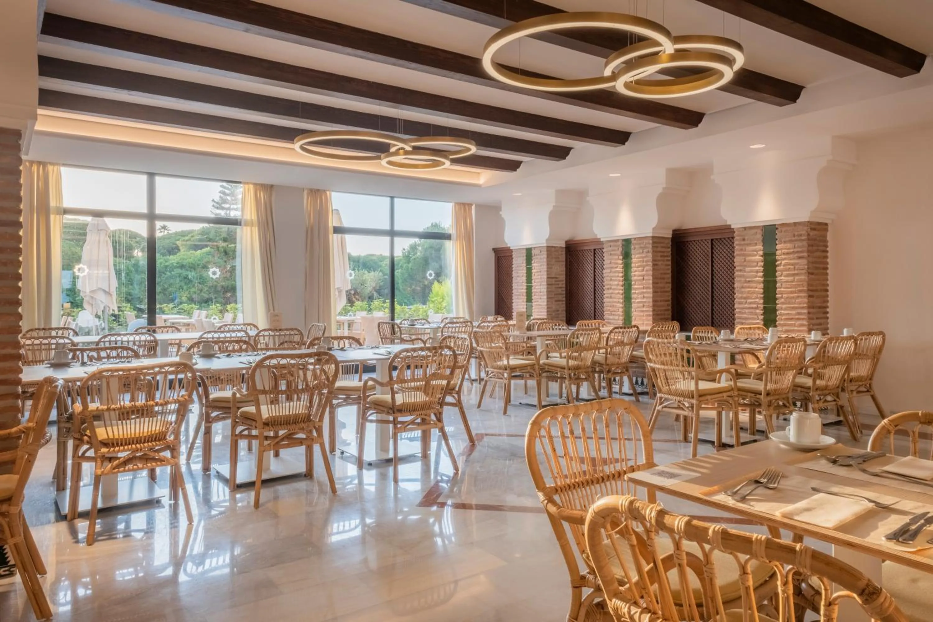 Dining area in Iberostar Waves Royal Andalus
