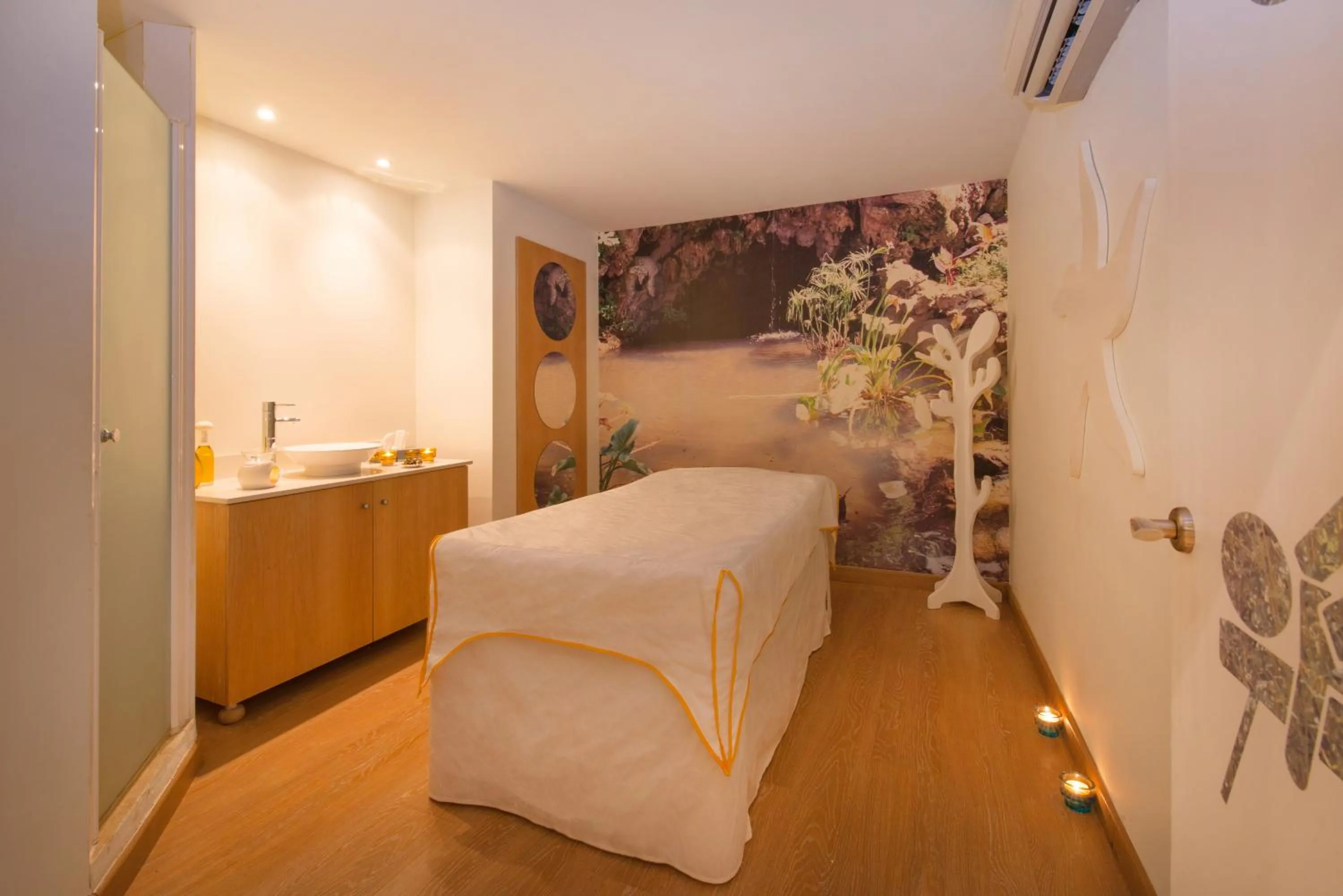 Massage, Bed in Iberostar Waves Royal Andalus