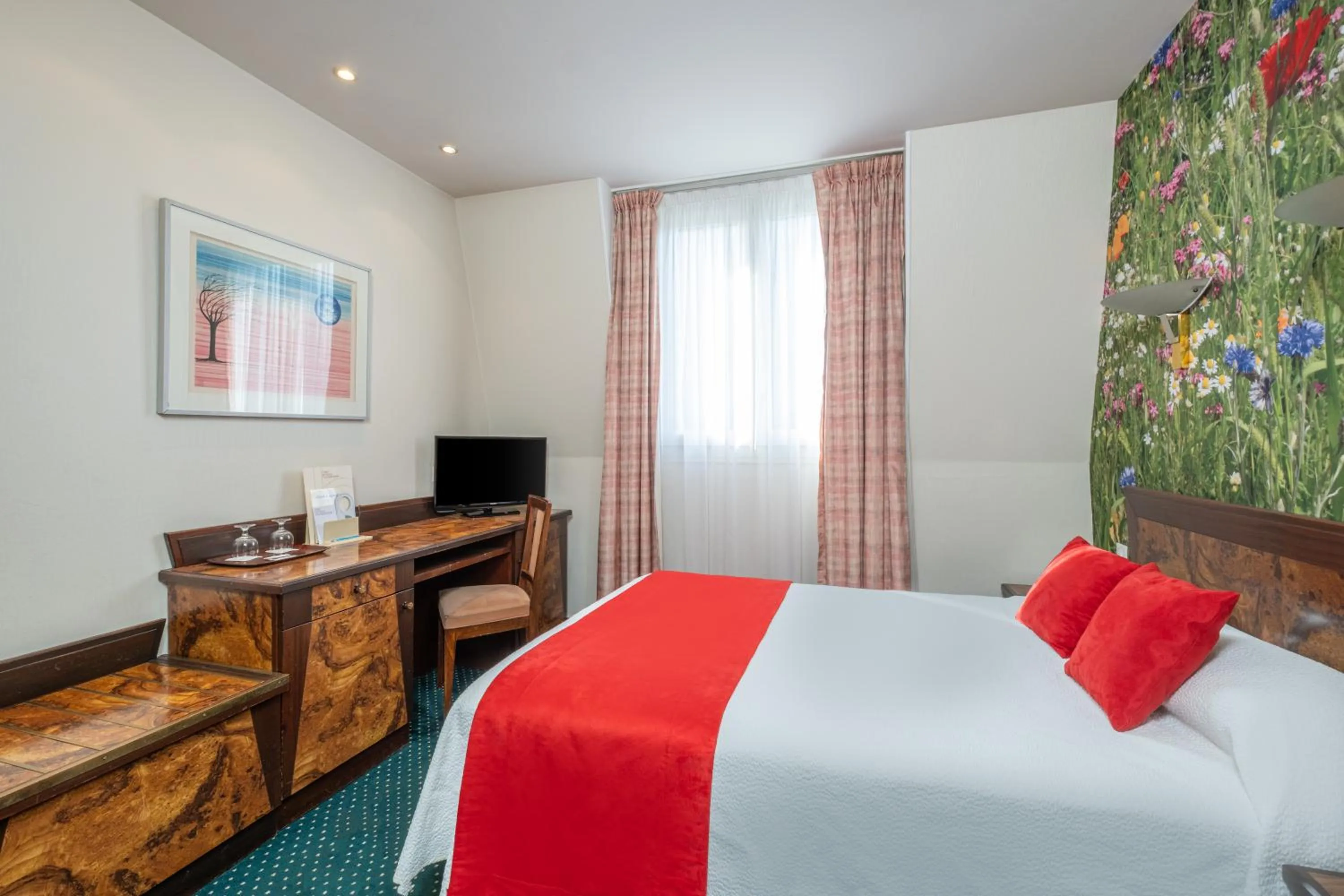 Bedroom, Bed in Hotel Terminus Montparnasse