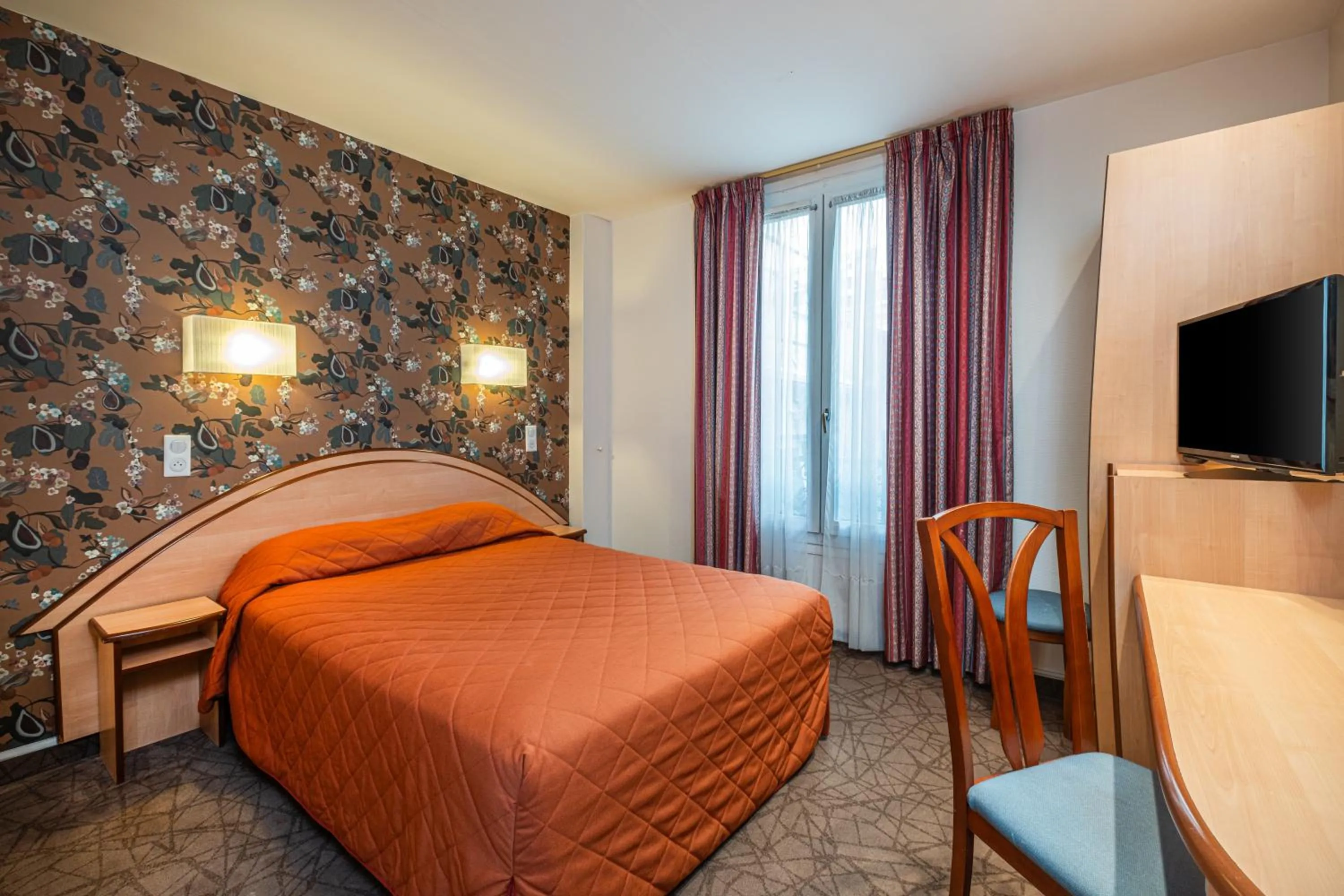 Bedroom, Bed in Hotel Terminus Montparnasse