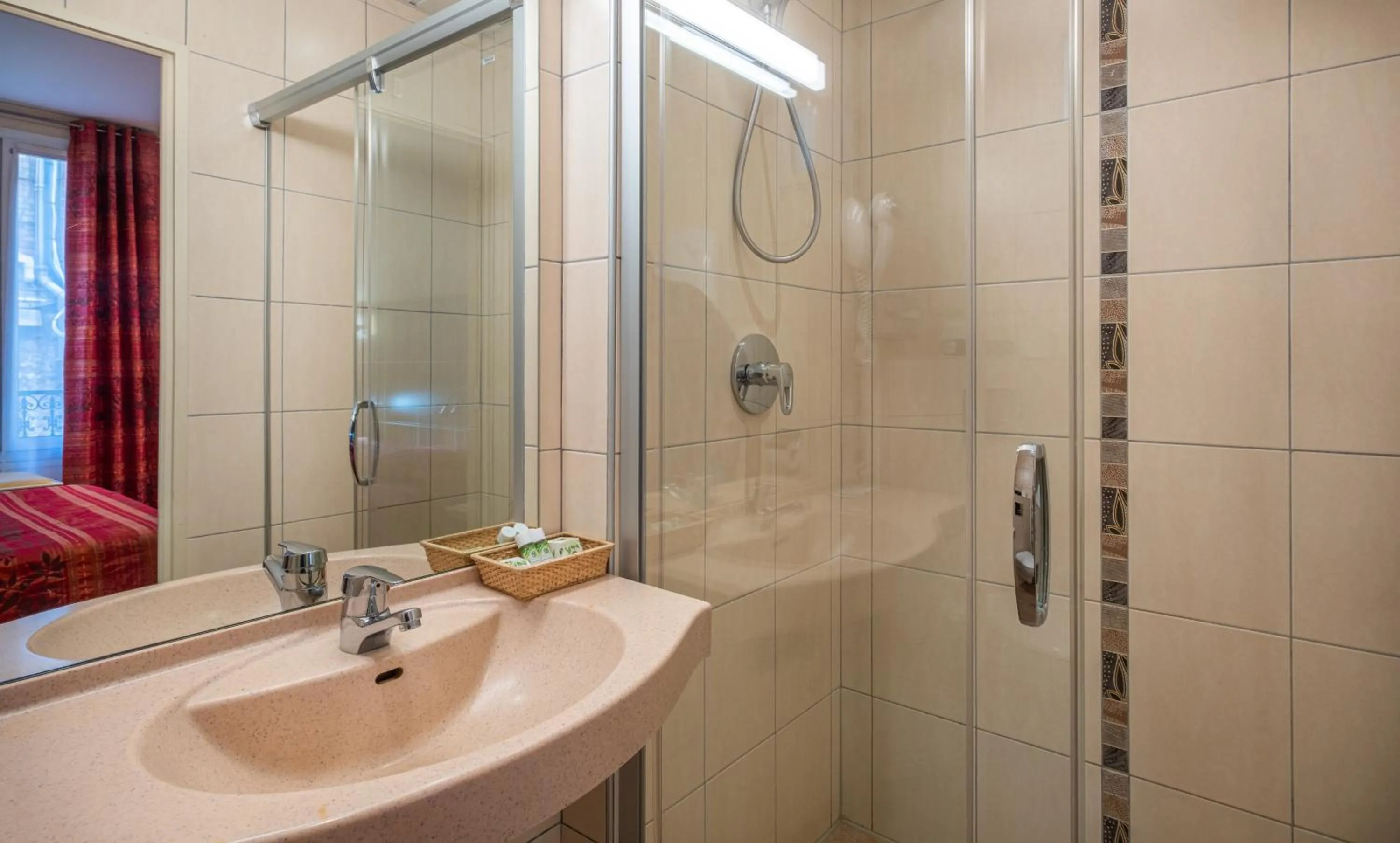 Shower in Hotel Terminus Montparnasse