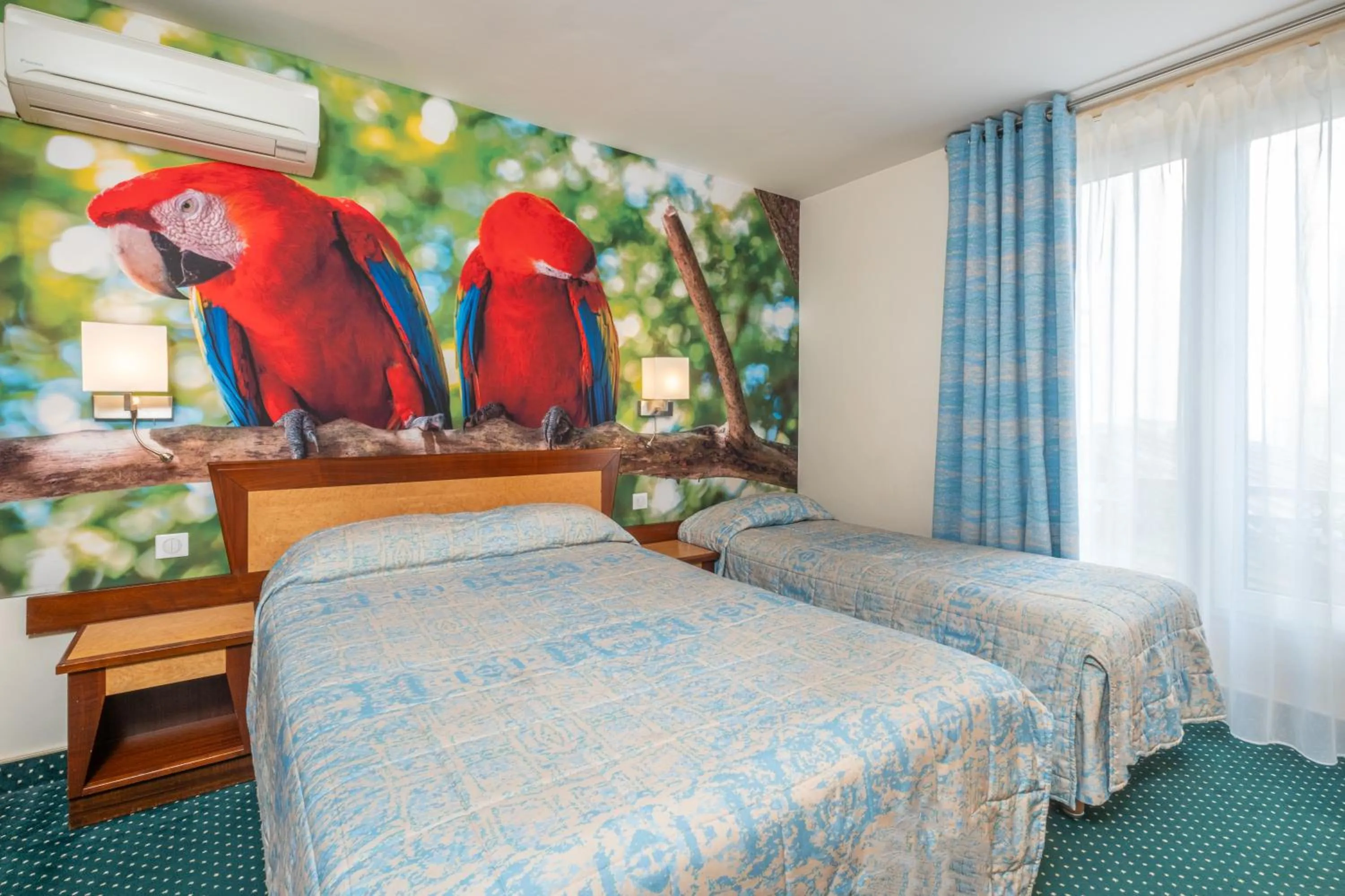 Bedroom, Bed in Hotel Terminus Montparnasse