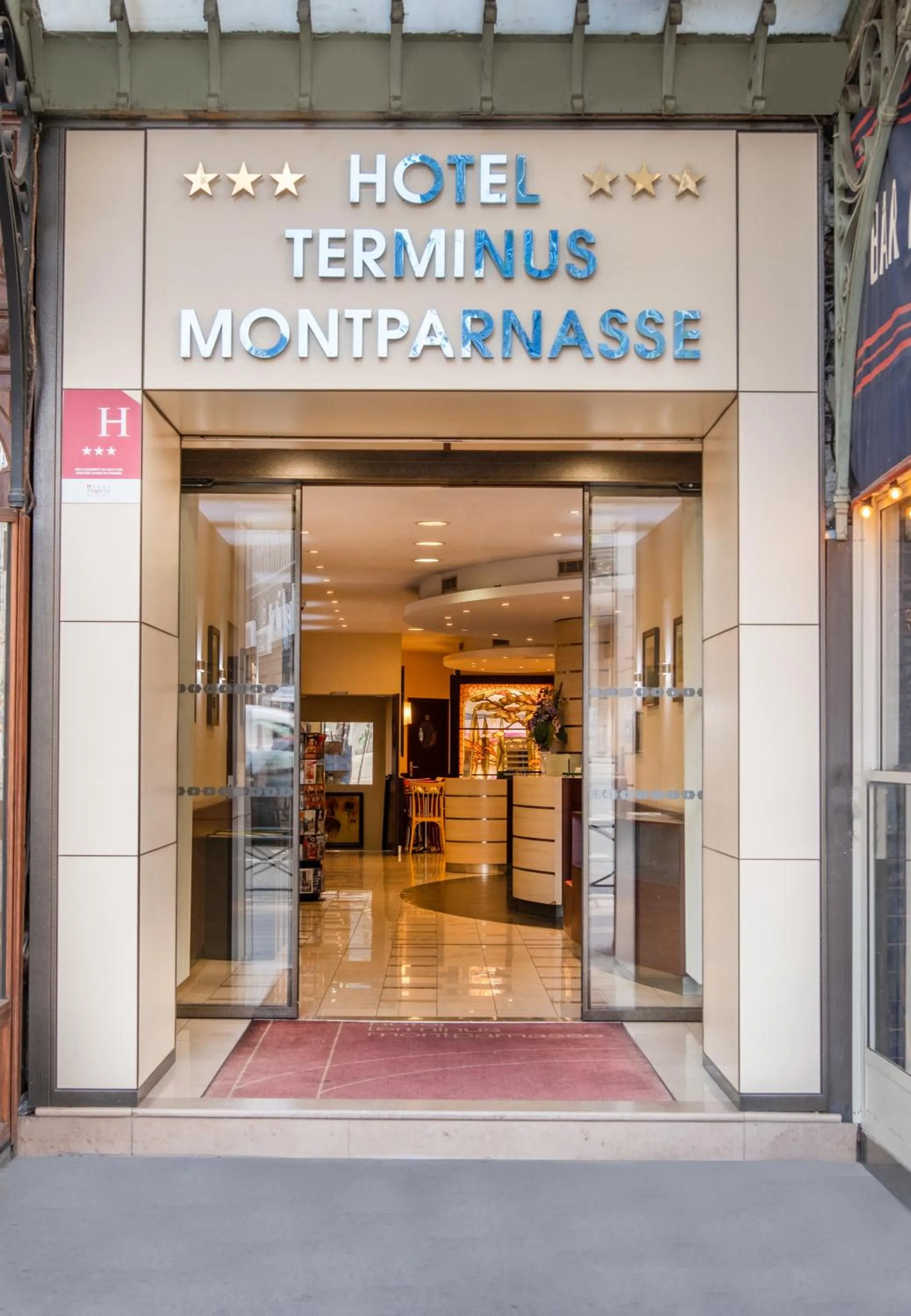 Facade/entrance in Hotel Terminus Montparnasse