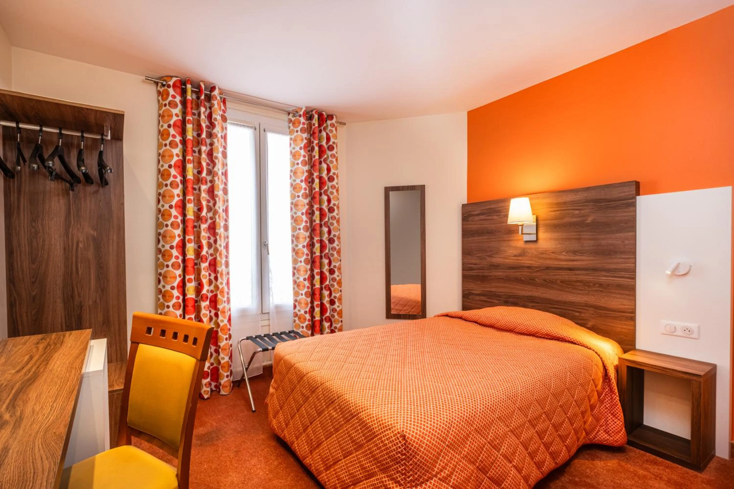 Photo of the whole room, Bed in Hotel Terminus Montparnasse