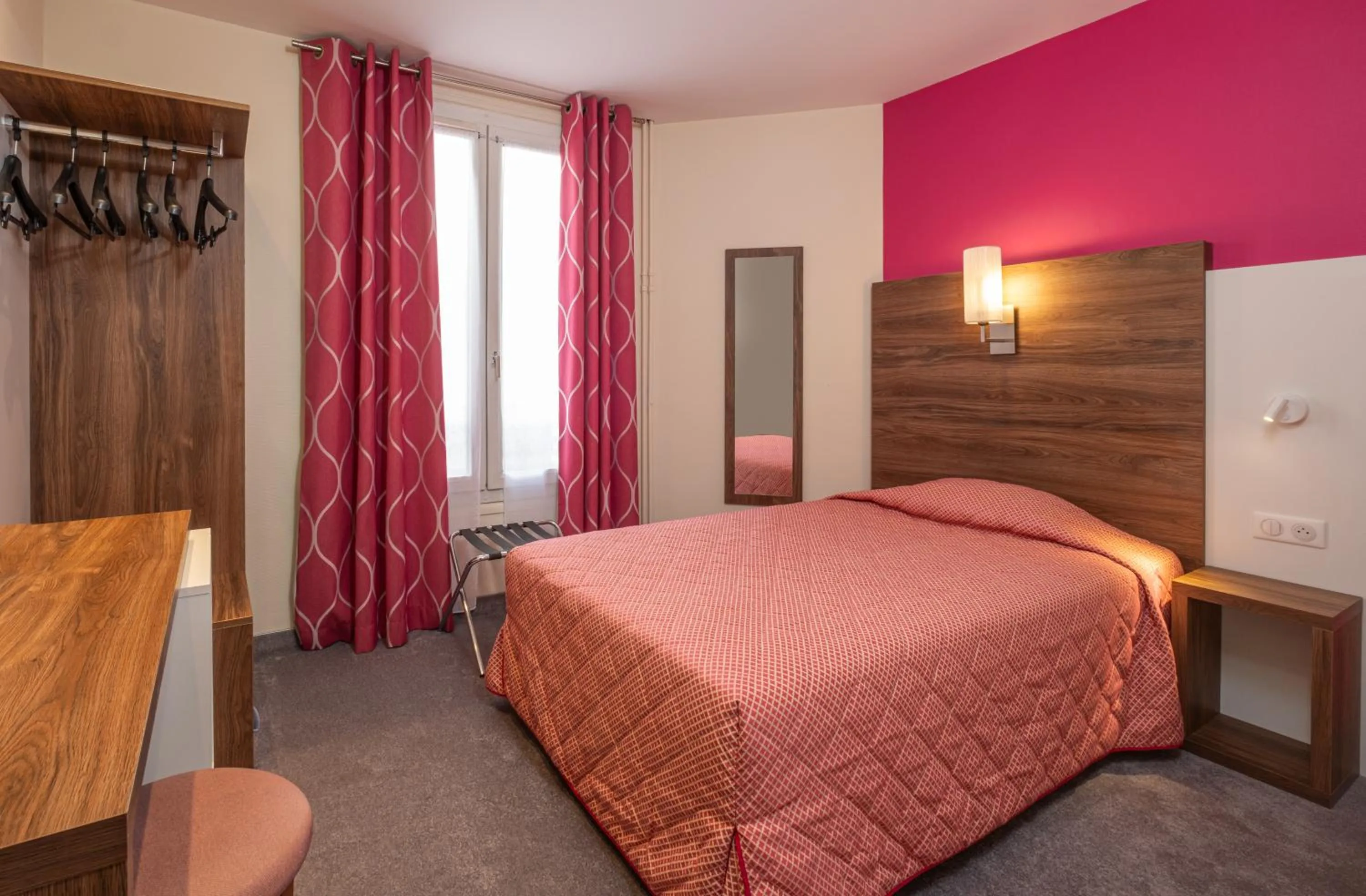 Bedroom, Bed in Hotel Terminus Montparnasse