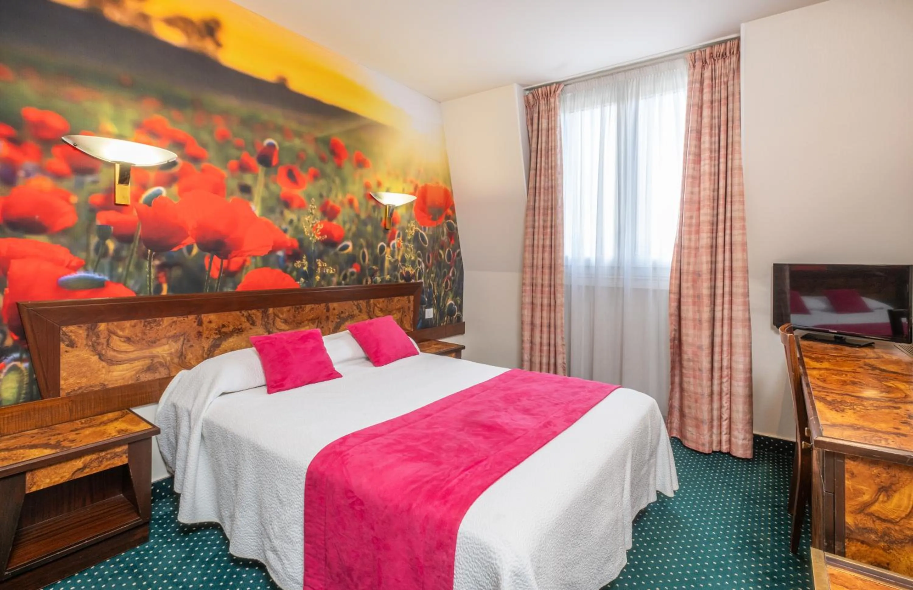 Bedroom, Bed in Hotel Terminus Montparnasse