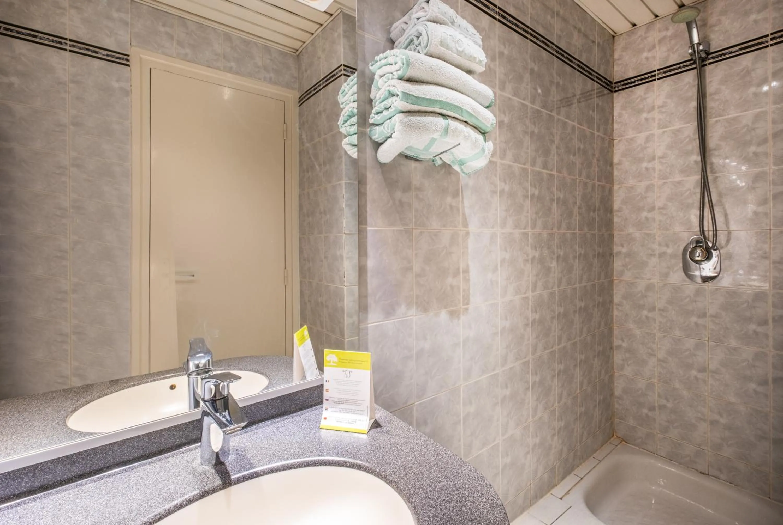 Shower in Hotel Terminus Montparnasse
