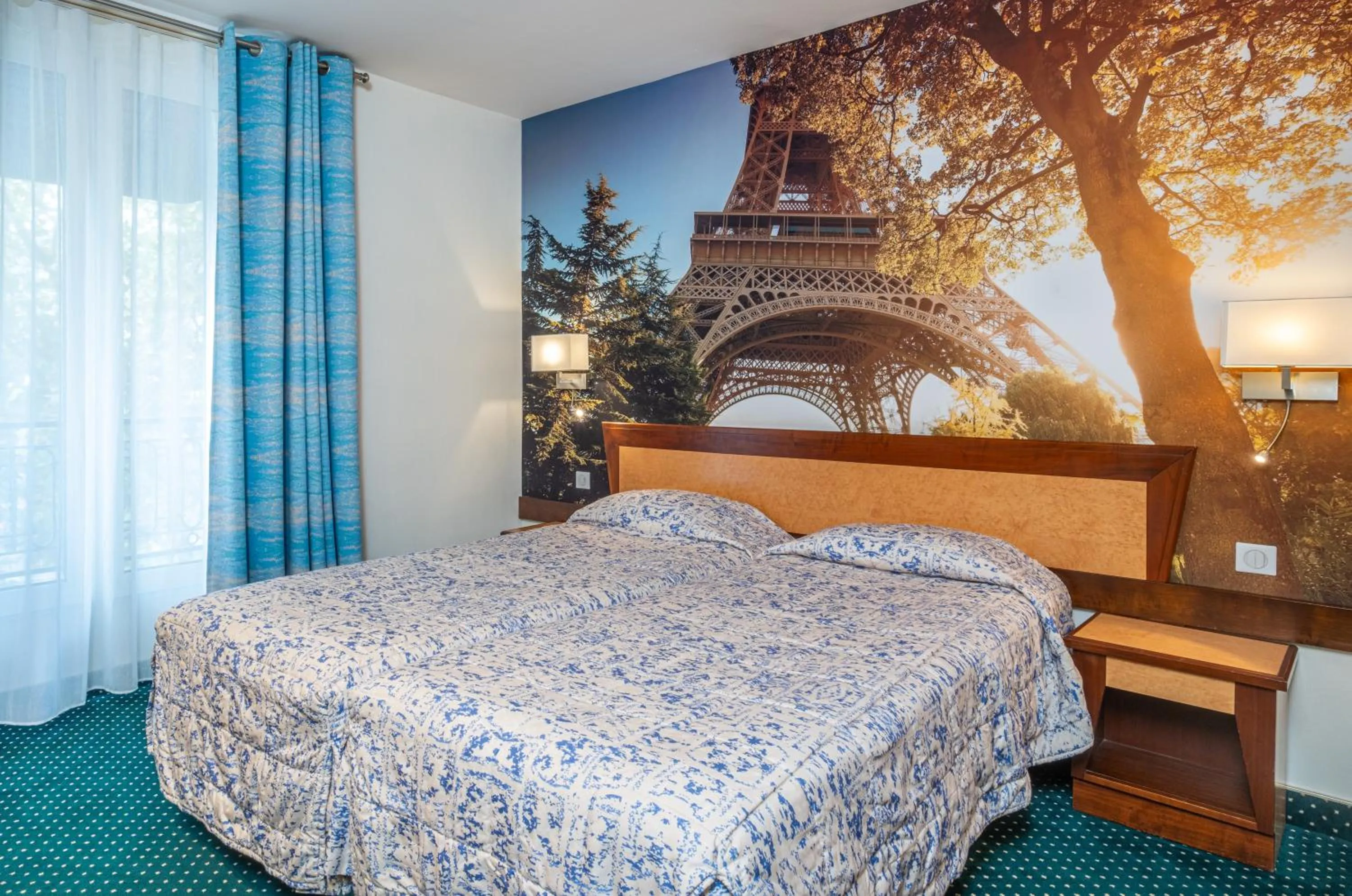 Bedroom, Bed in Hotel Terminus Montparnasse