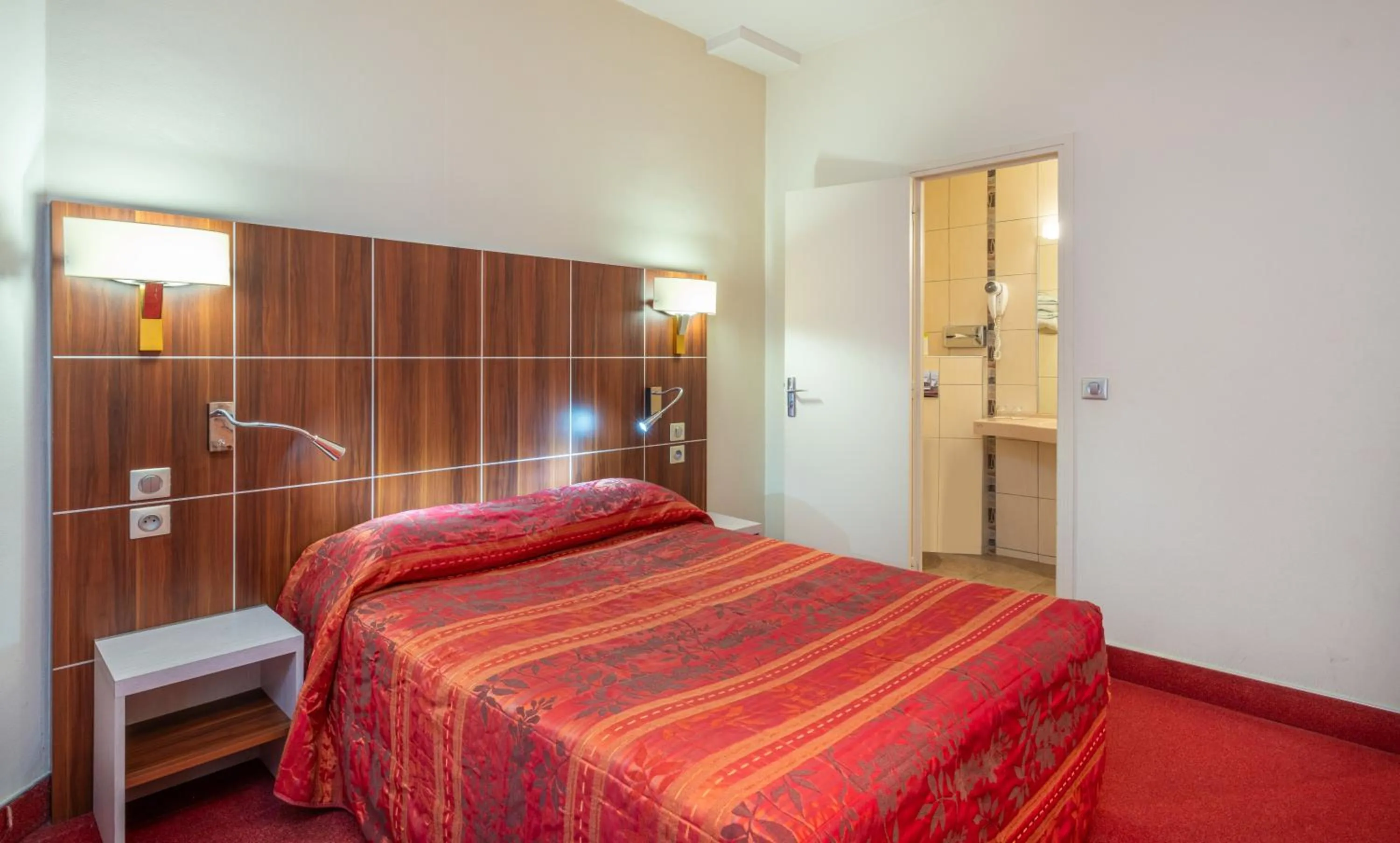 Bedroom, Bed in Hotel Terminus Montparnasse