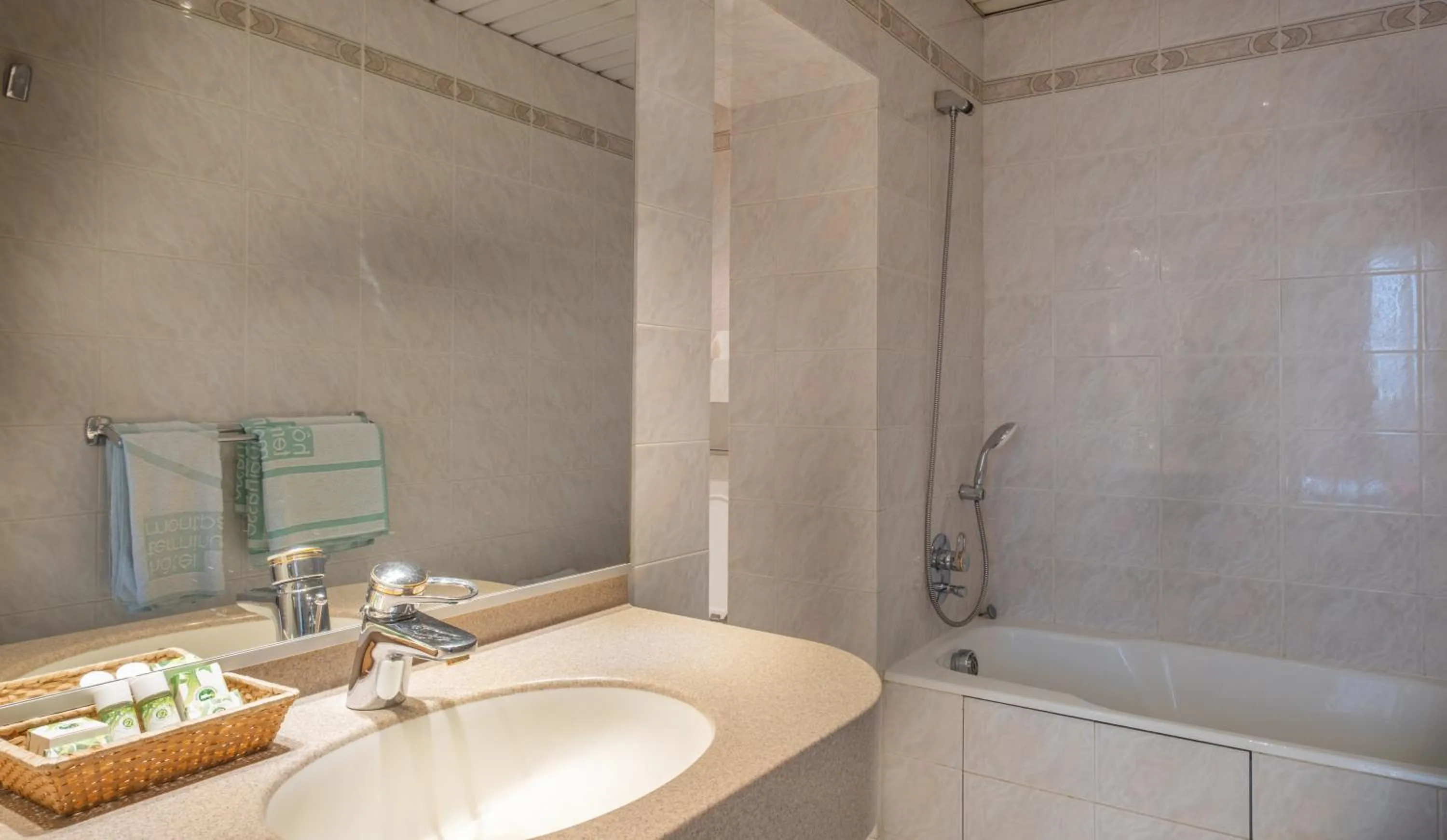 Bathroom in Hotel Terminus Montparnasse