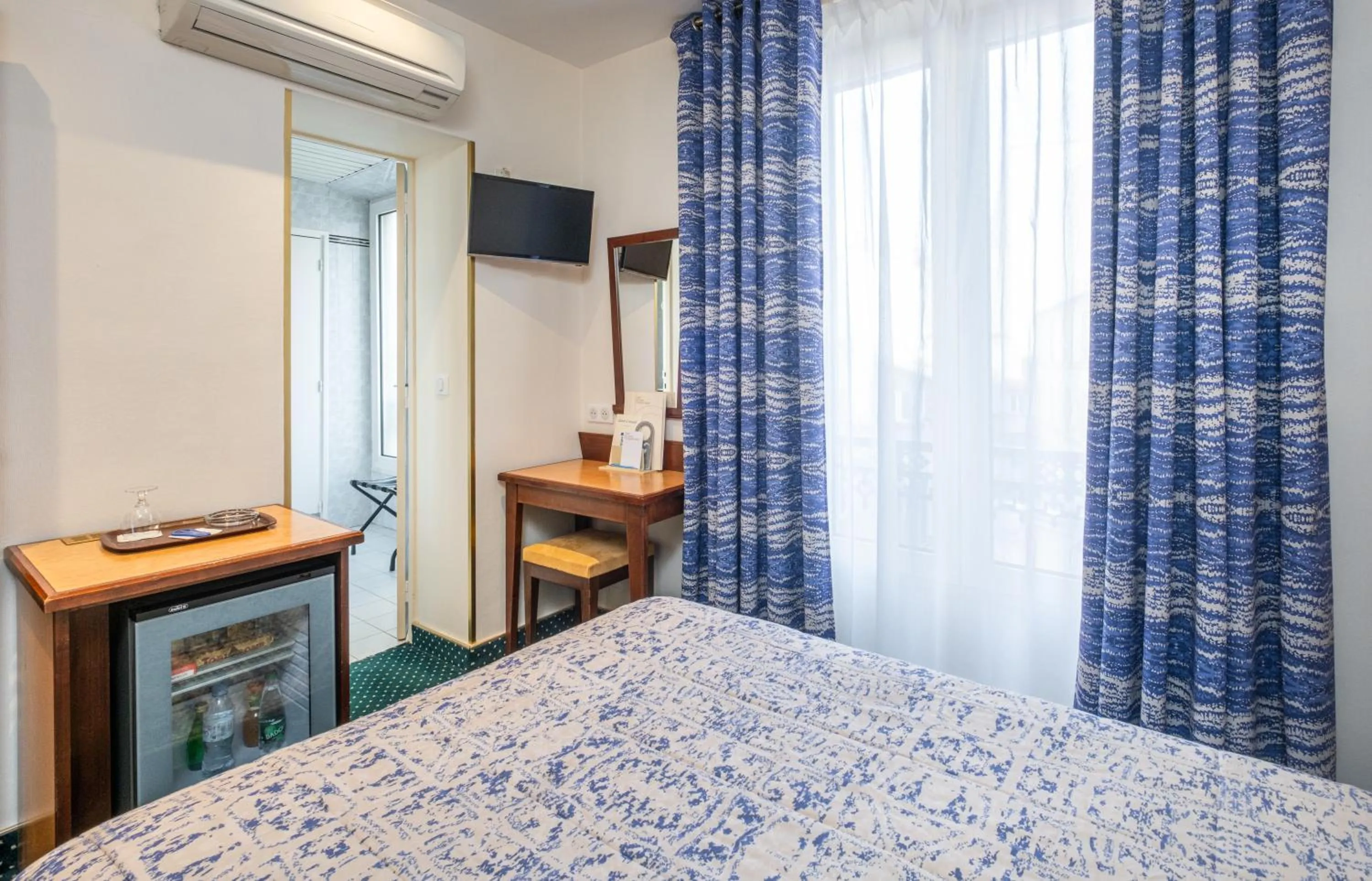 Bedroom, Bed in Hotel Terminus Montparnasse