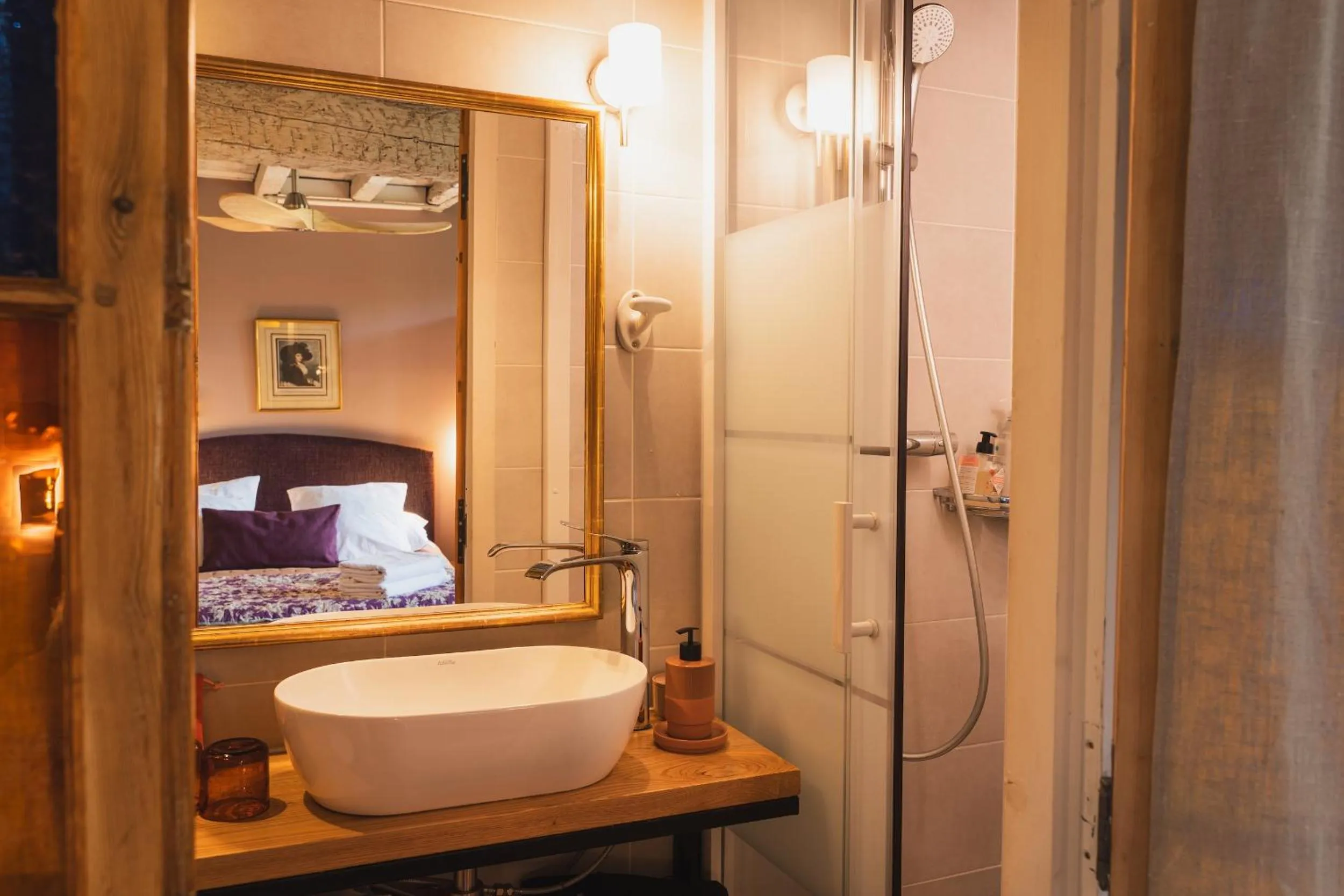 Shower, Bed in Les Jardins de Baracane