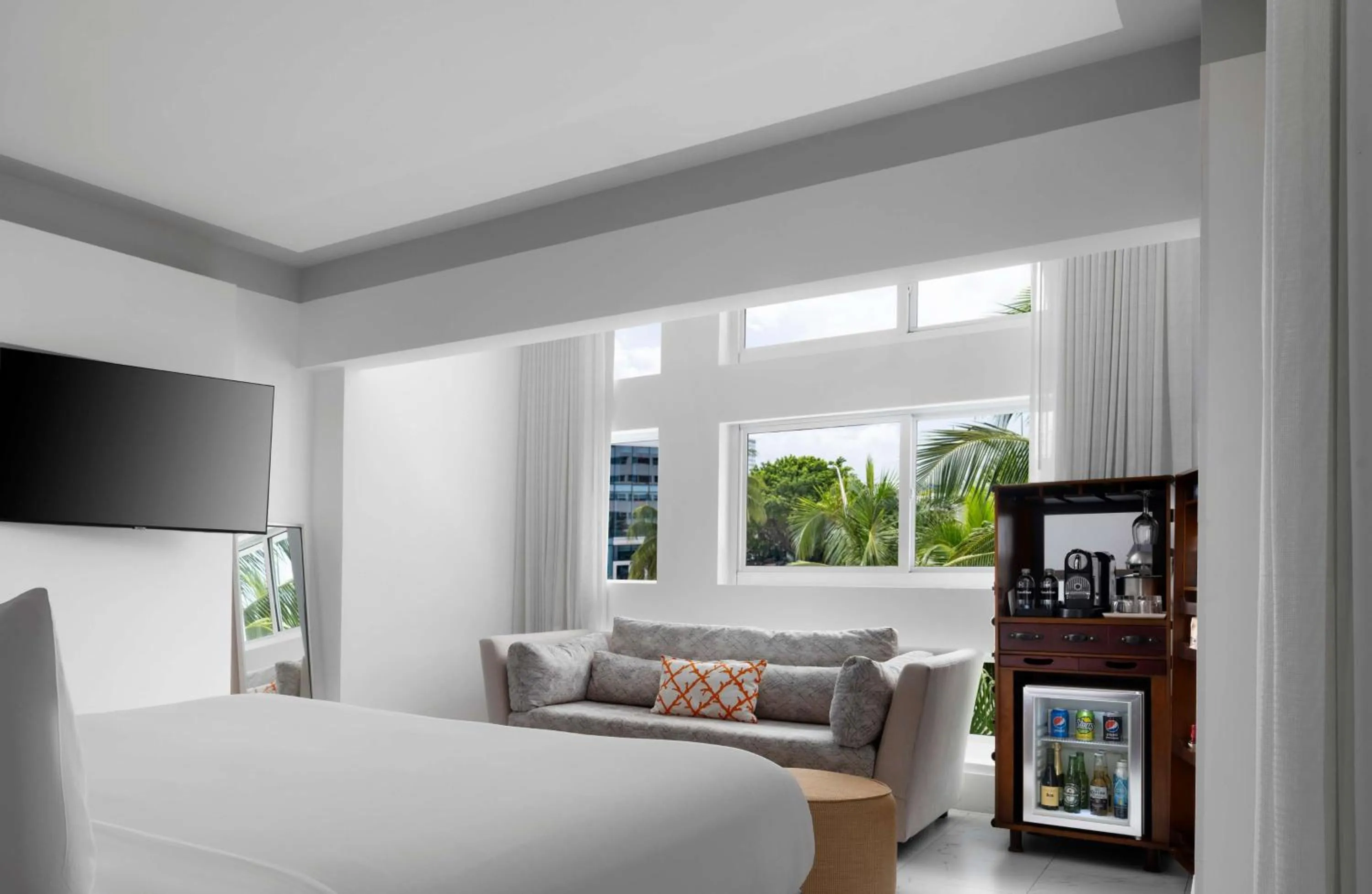 Bedroom, Bed in Nautilus Sonesta Miami Beach