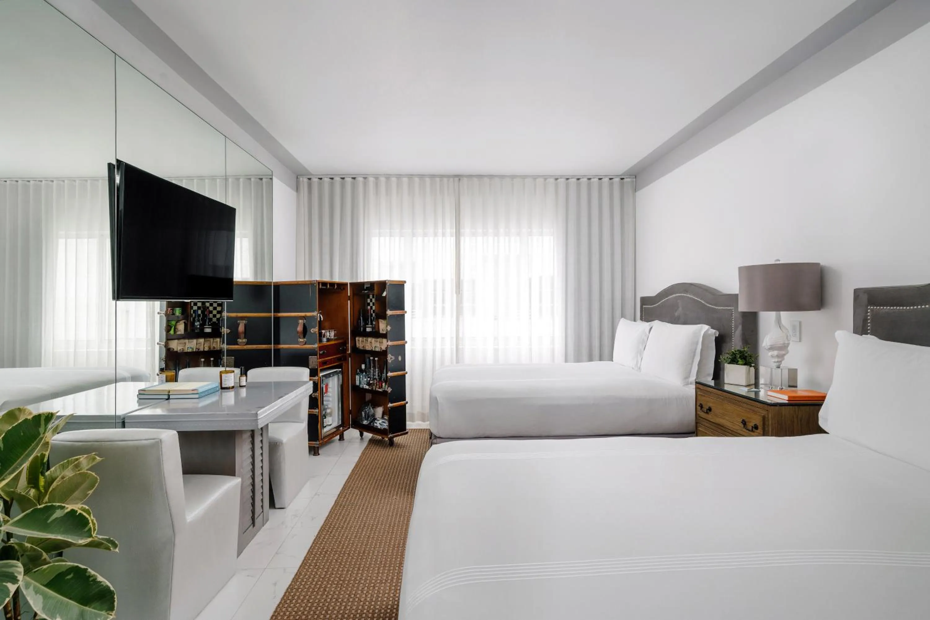 Bed in Nautilus Sonesta Miami Beach