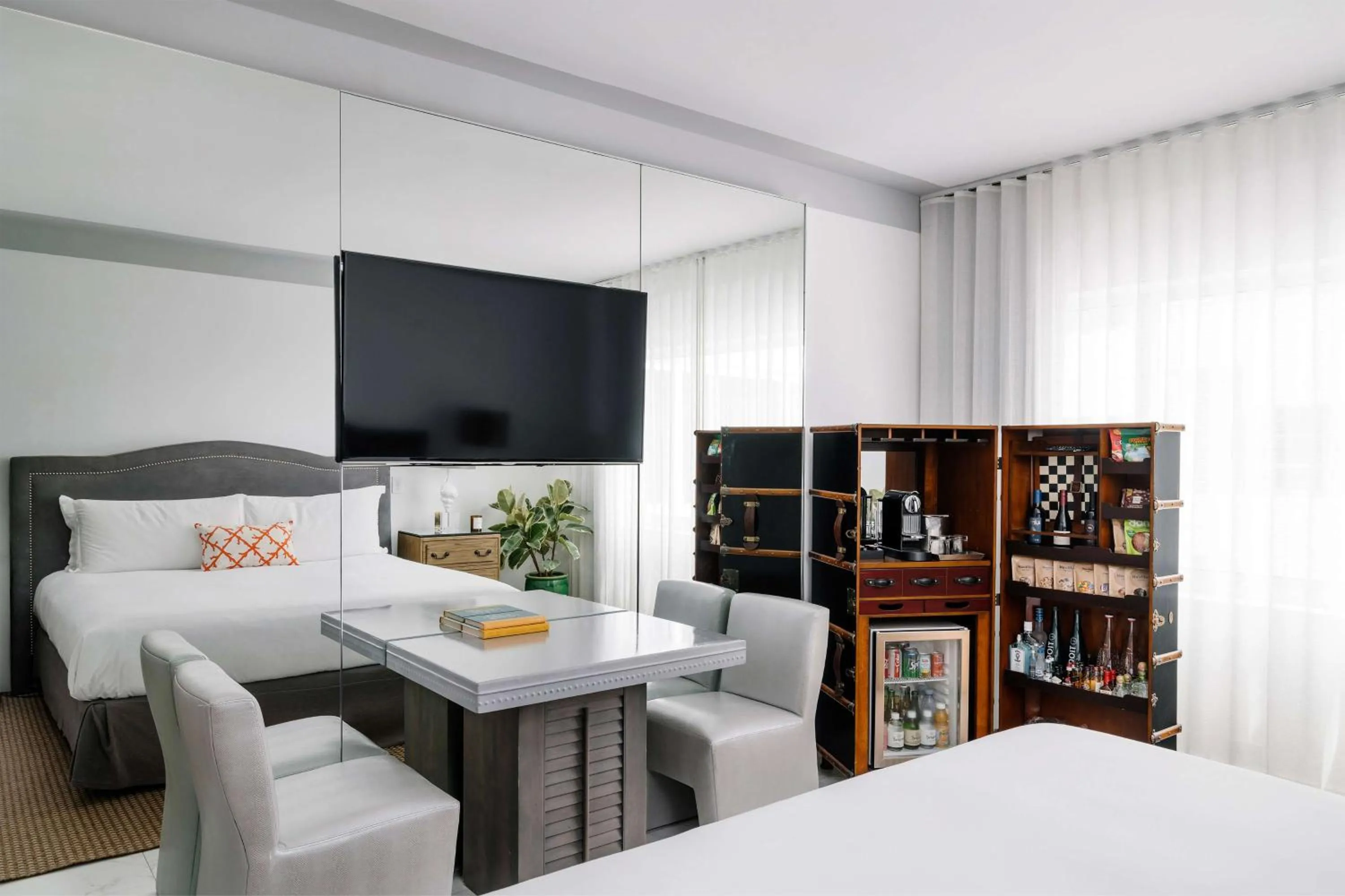 Bedroom, Bed in Nautilus Sonesta Miami Beach