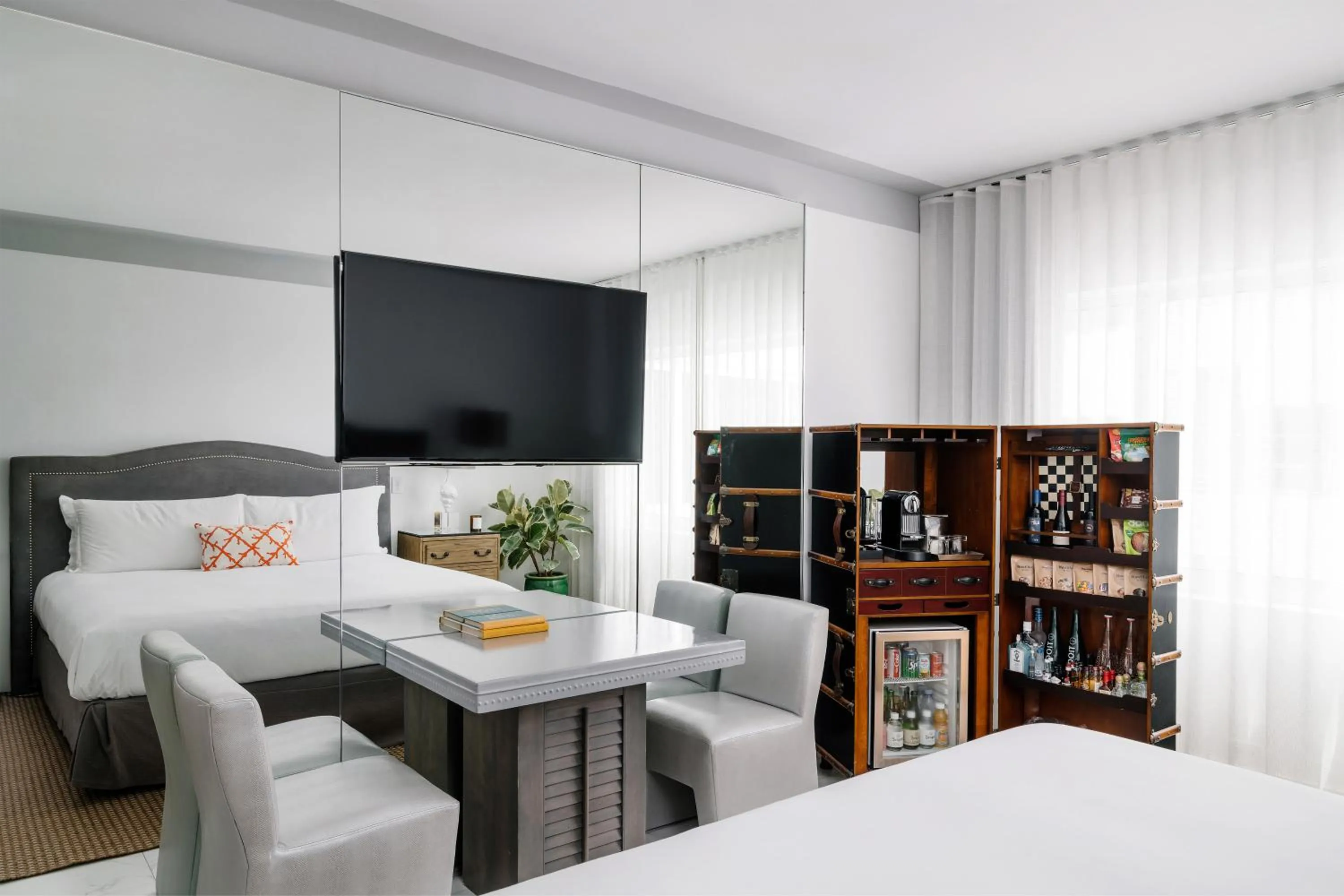 Bed in Nautilus Sonesta Miami Beach