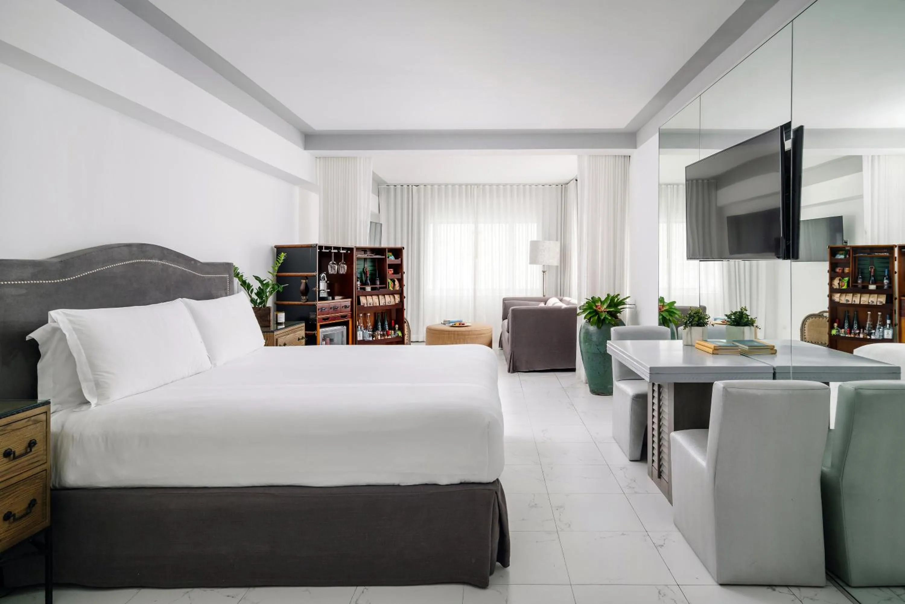 Bed in Nautilus Sonesta Miami Beach