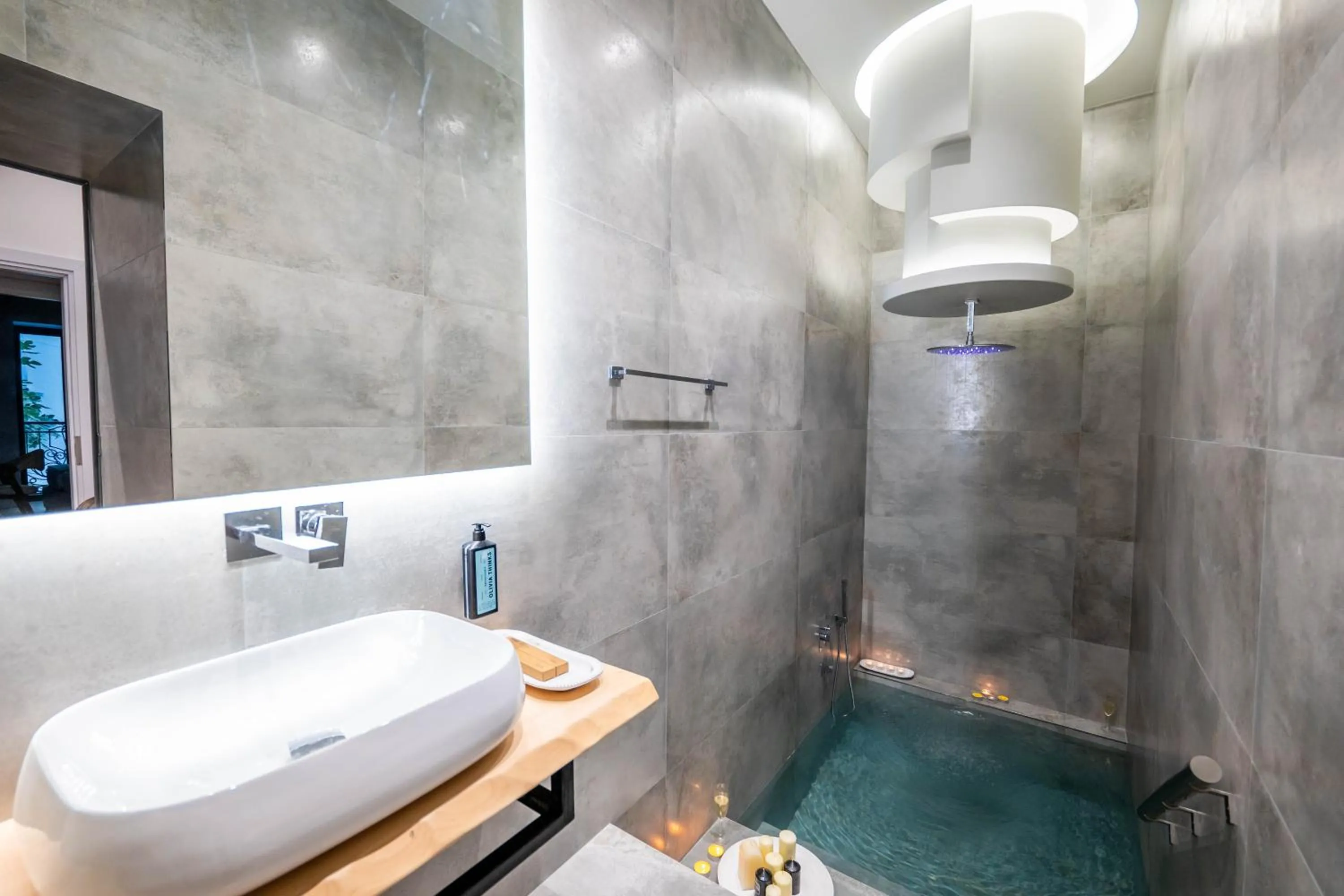 Shower in Mae Select Hotel