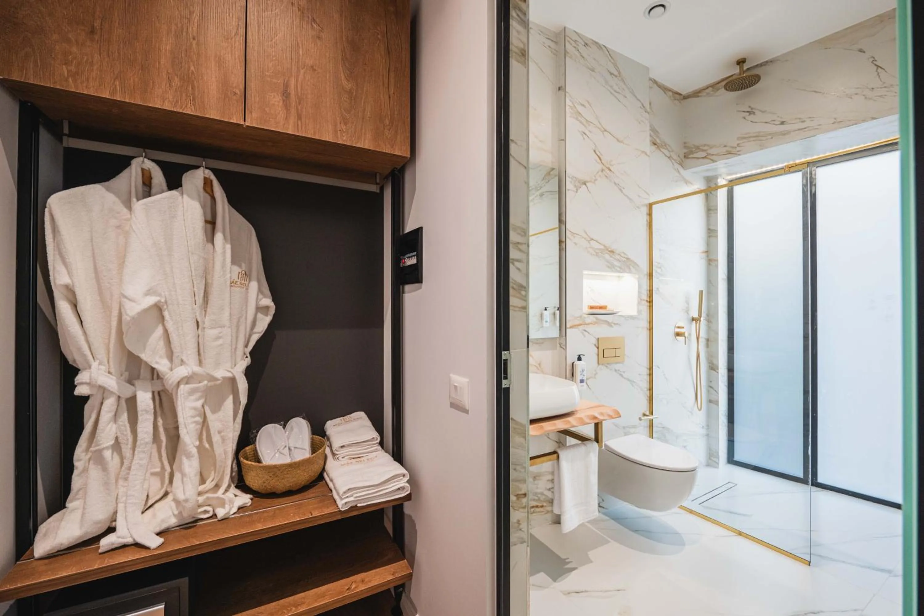 Shower in Mae Select Hotel