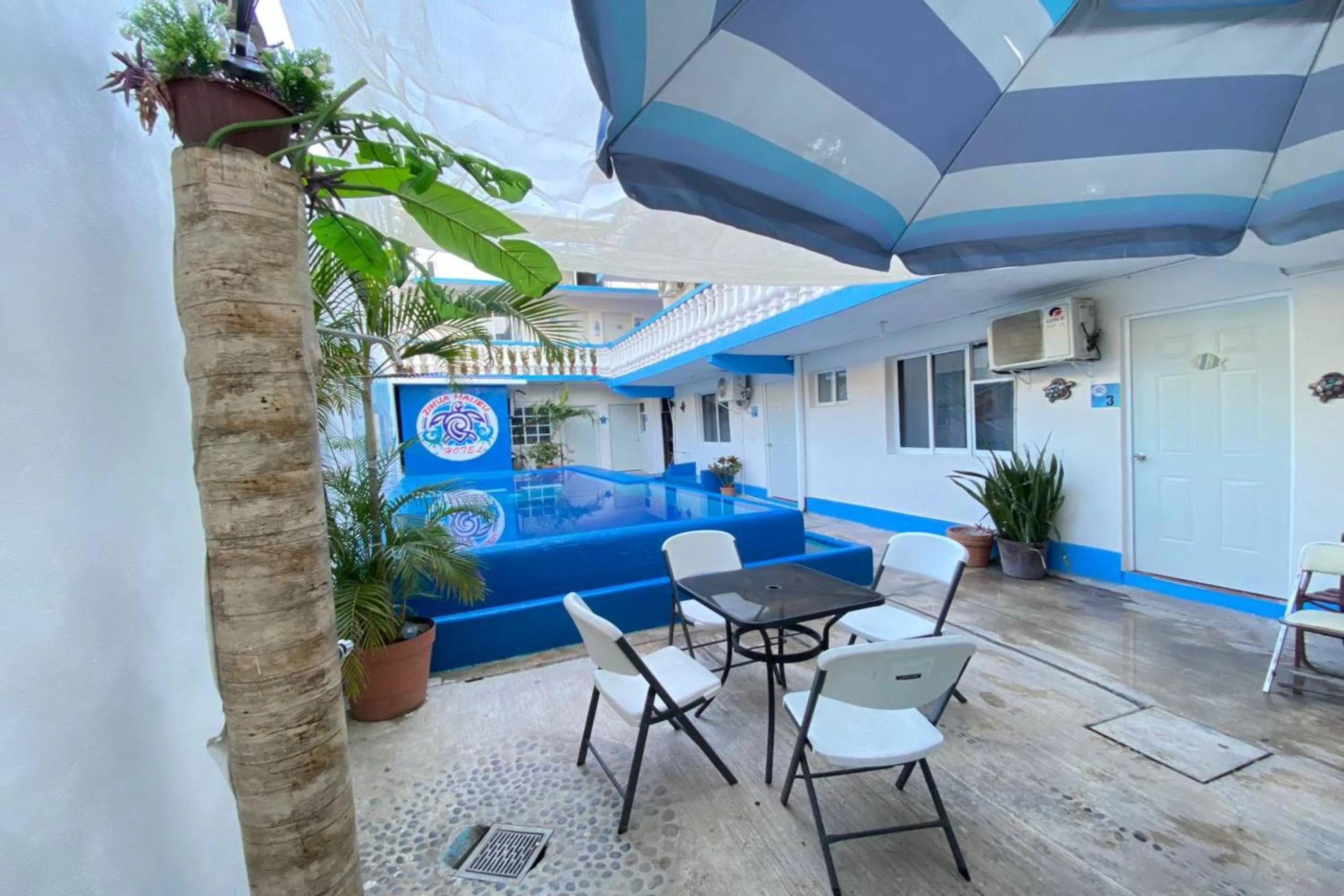 Swimming pool in OYO Hotel Zihuatanejo Malibu