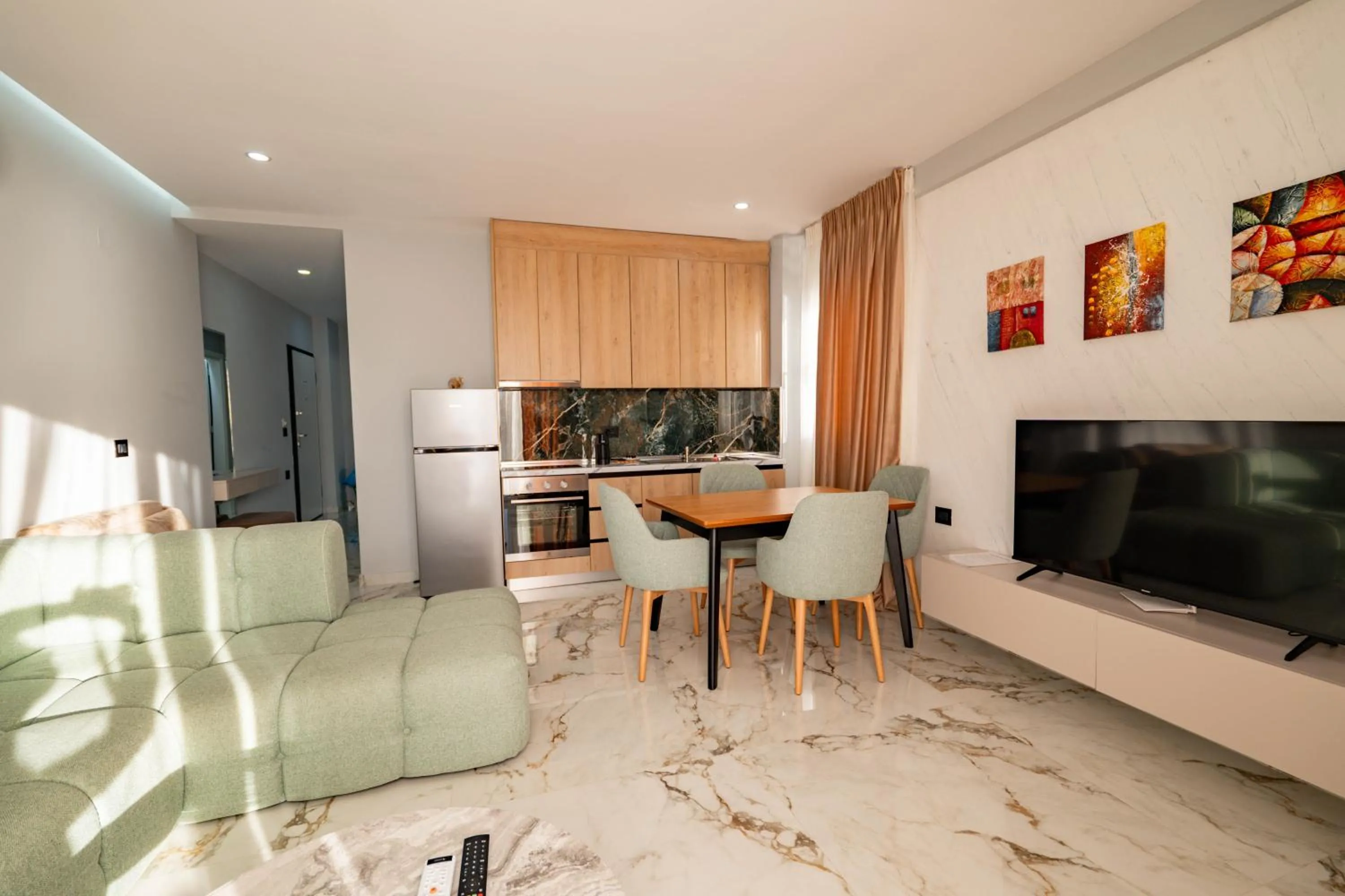 Communal lounge/ TV room in Day Lux Premium Apartments