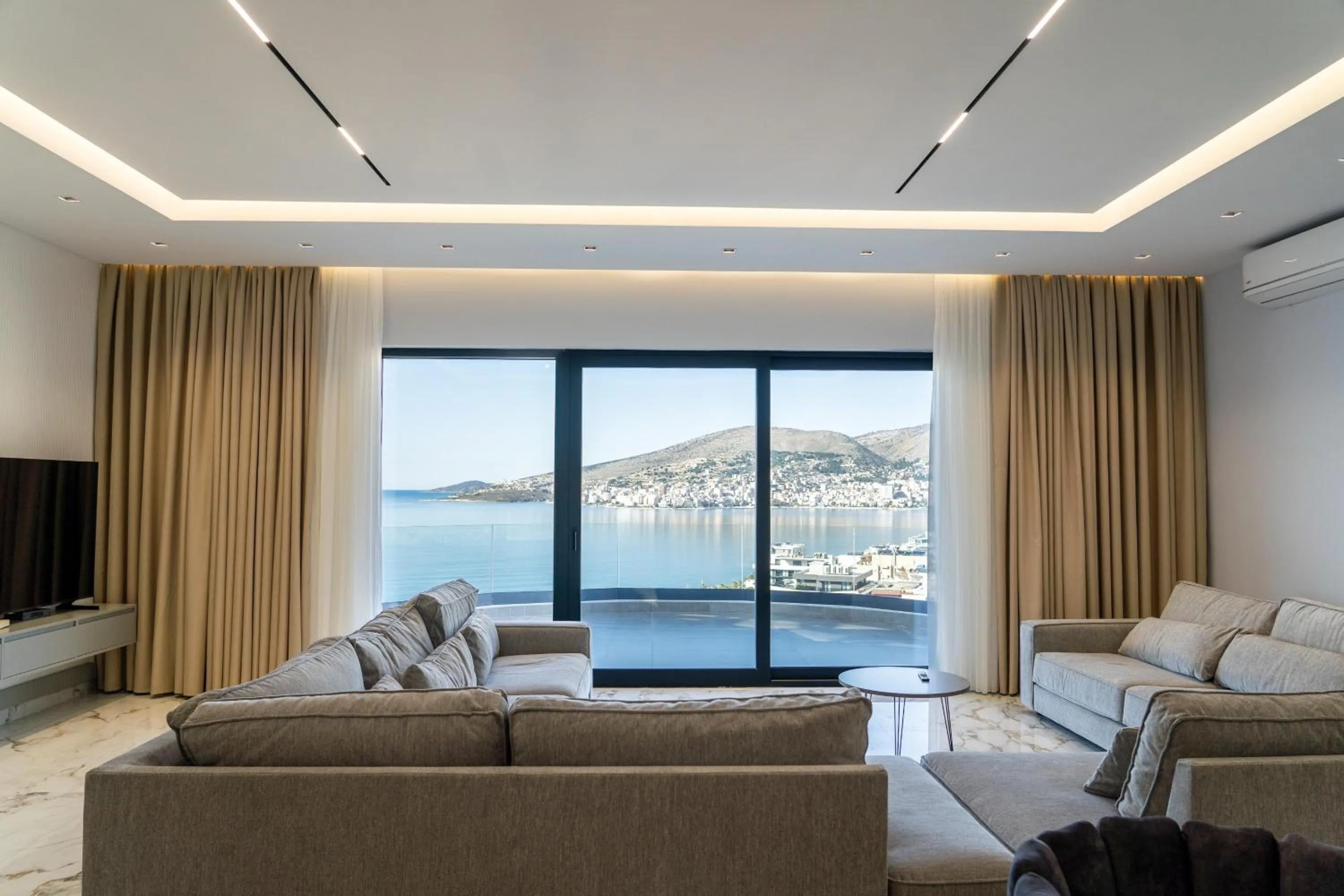 Communal lounge/ TV room in Day Lux Premium Apartments