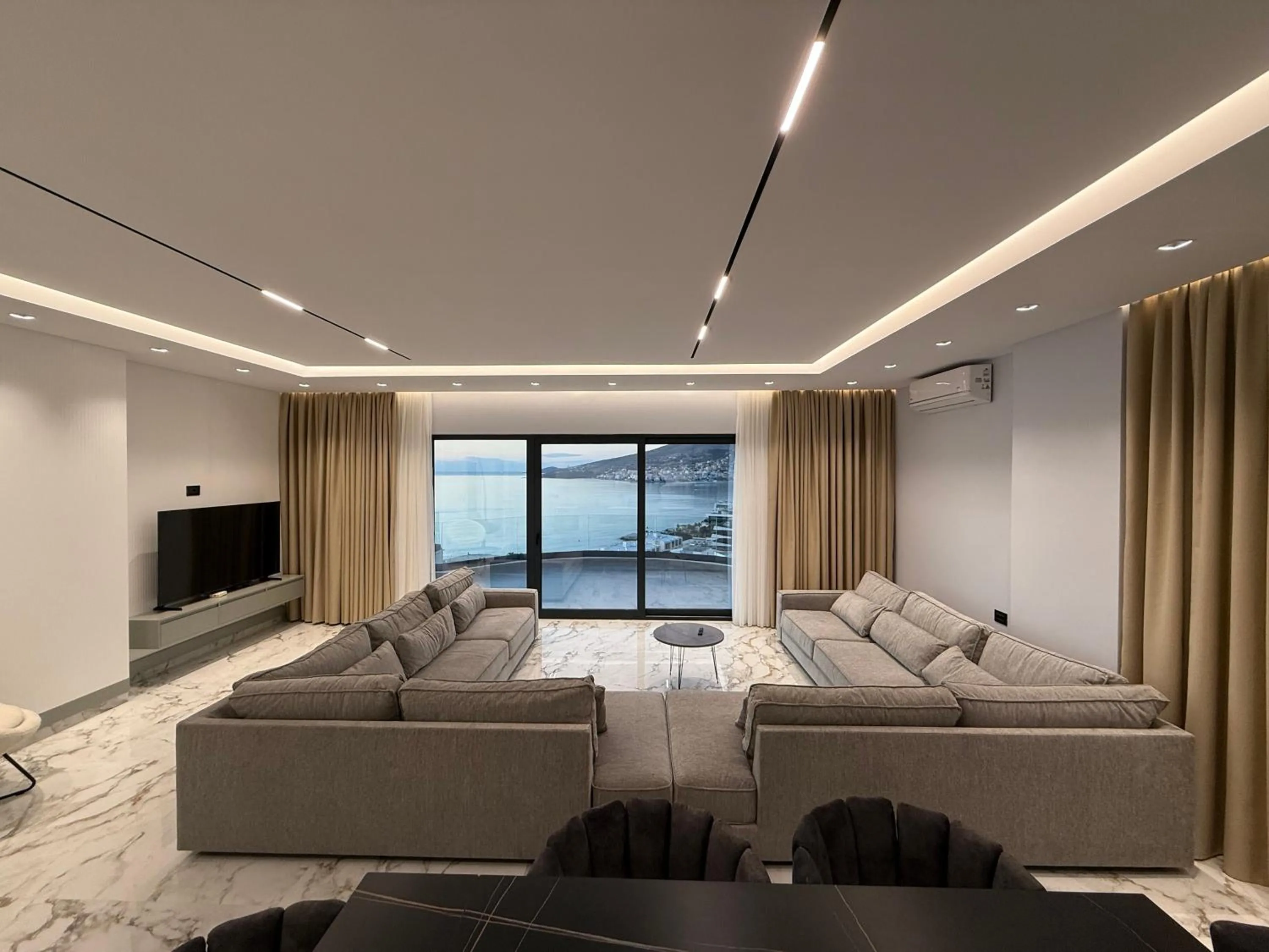 Communal lounge/ TV room in Day Lux Premium Apartments
