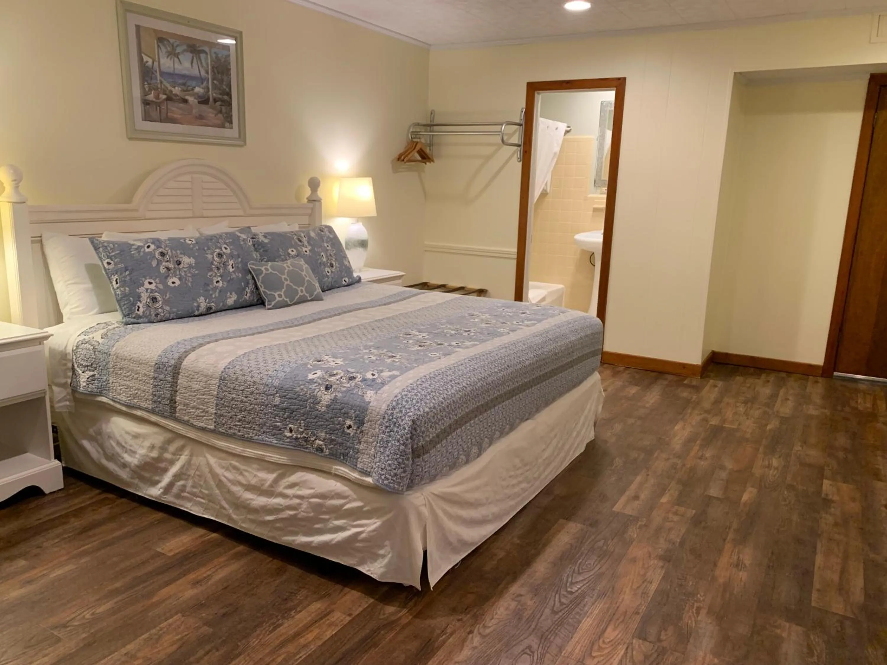 Photo of the whole room, Bed in Cape Pines Motel