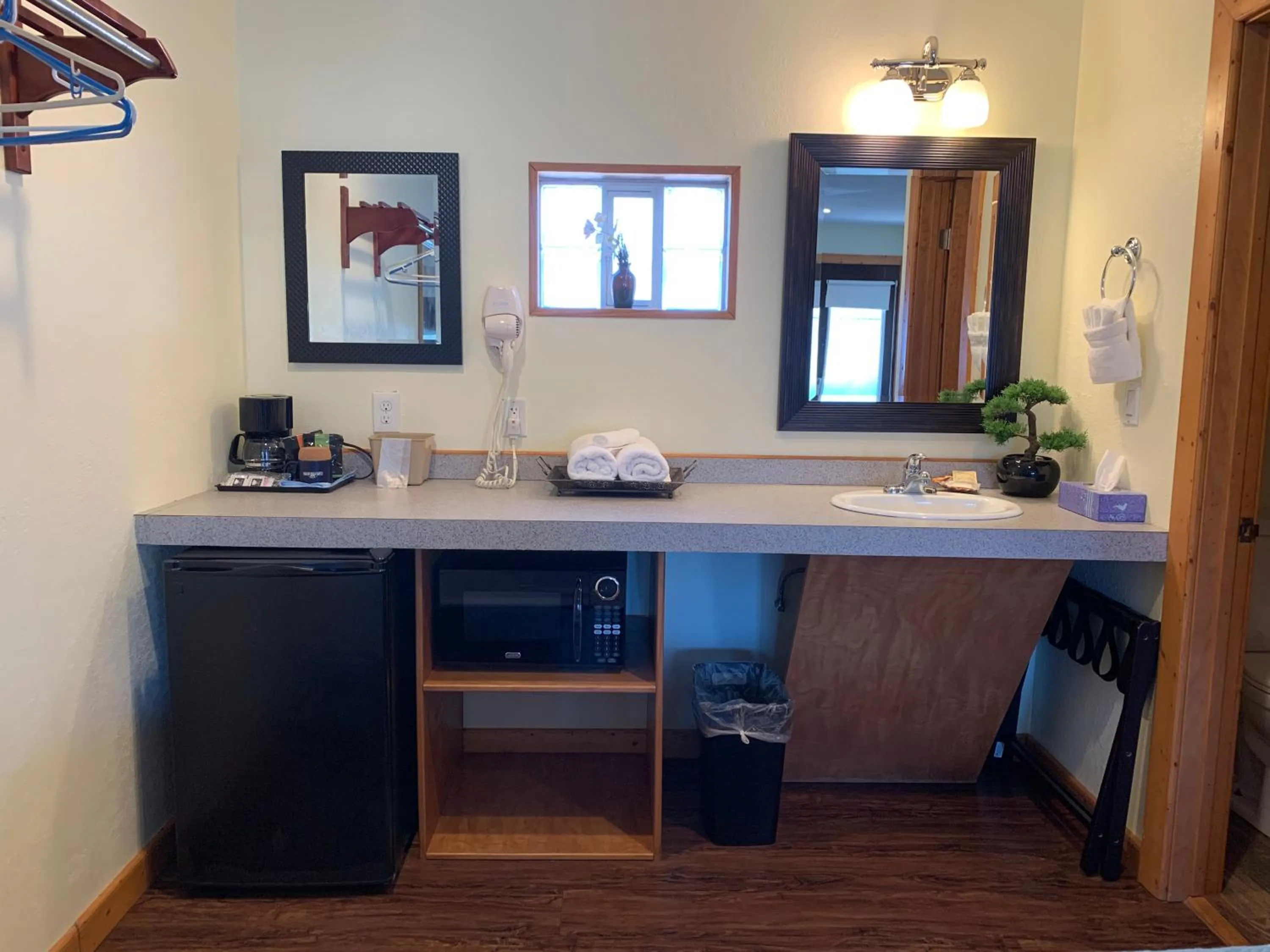 Coffee/tea facilities in Cape Pines Motel