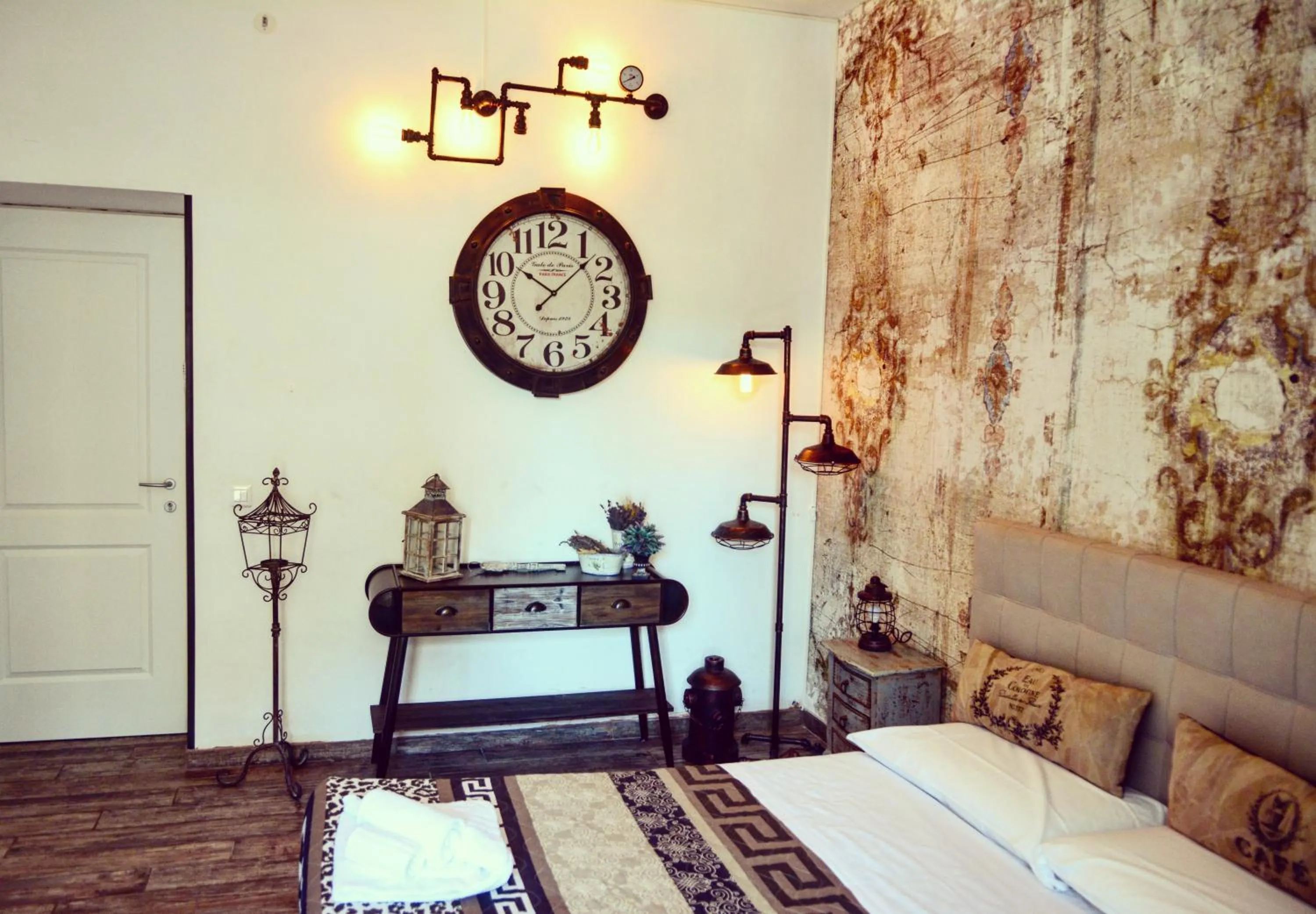 Photo of the whole room, Bed in RomAntic Dreams