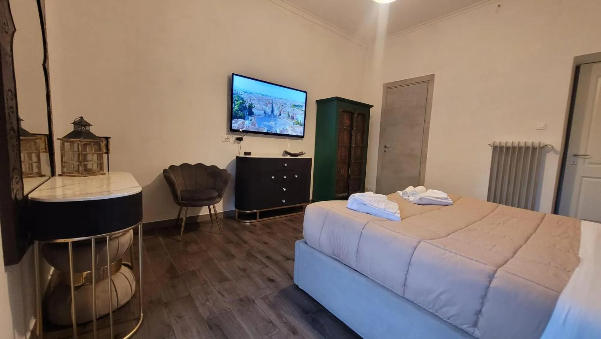 Photo of the whole room, Bed in RomAntic Dreams