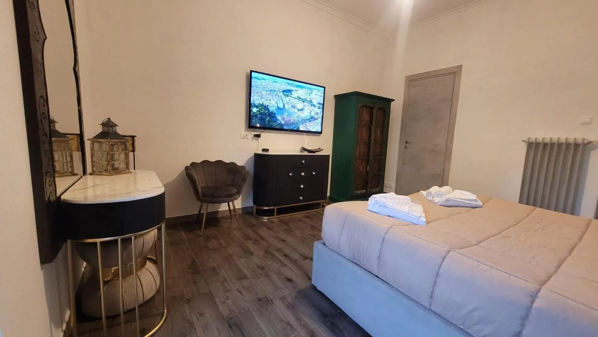 Photo of the whole room, Bed in RomAntic Dreams