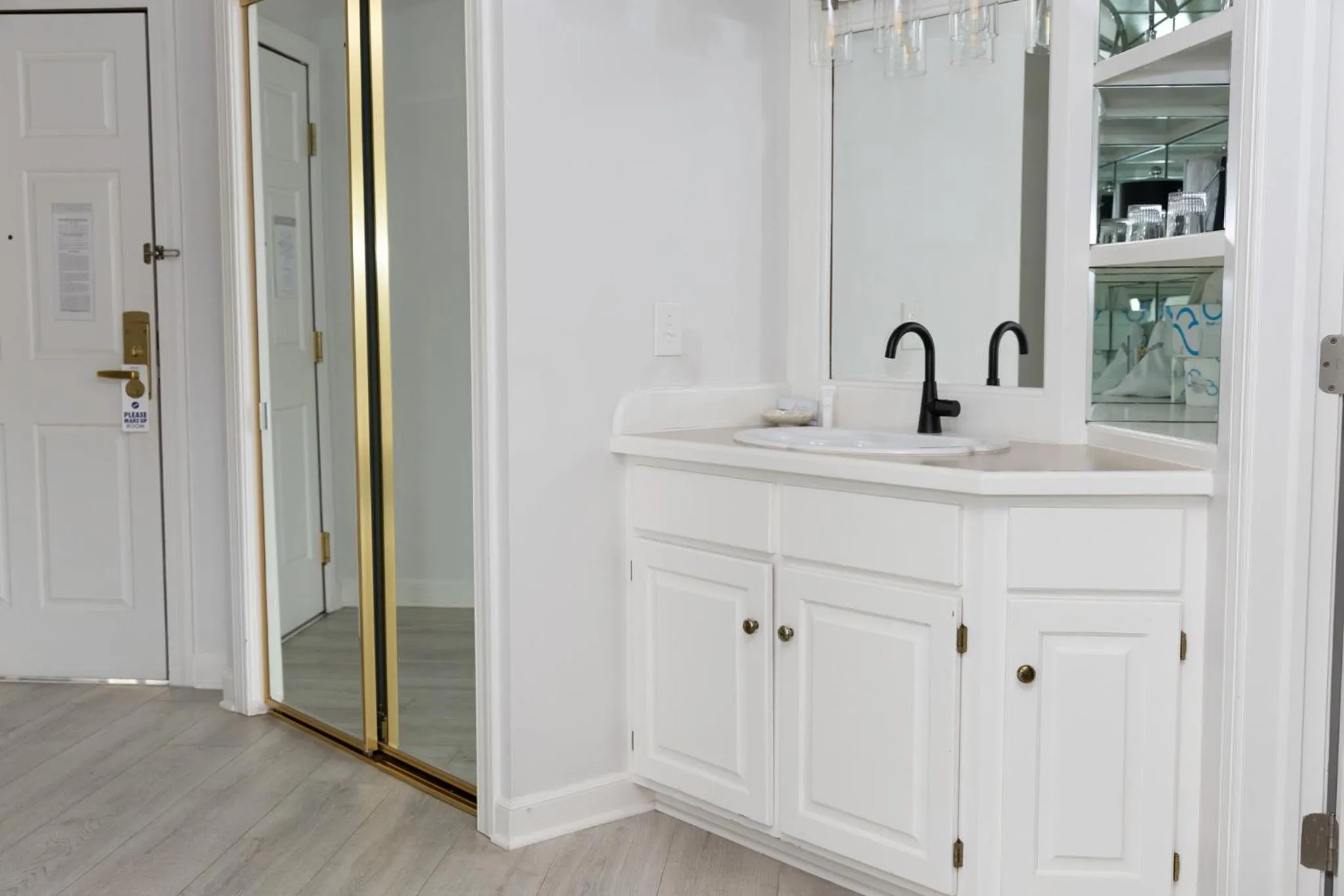 Bedroom in The Geneva Inn