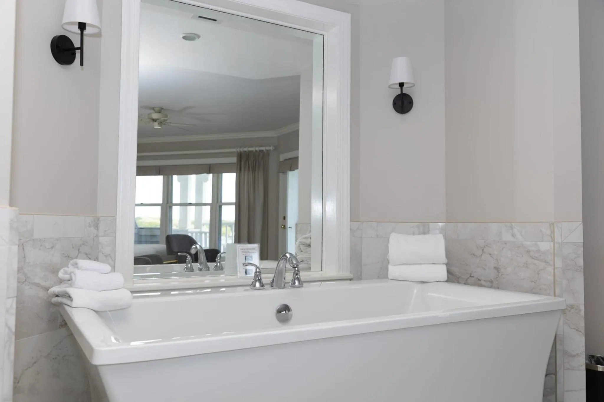 Bath in The Geneva Inn