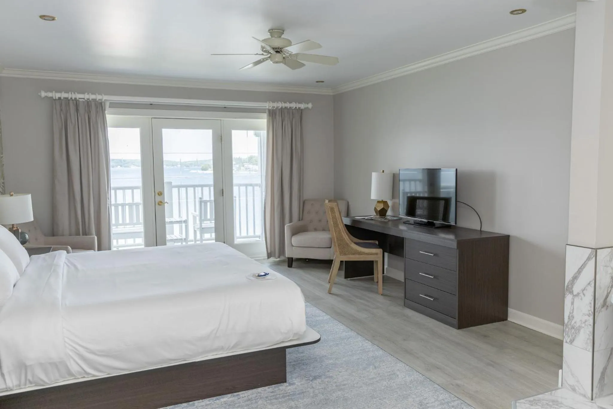 Bedroom, Bed in The Geneva Inn