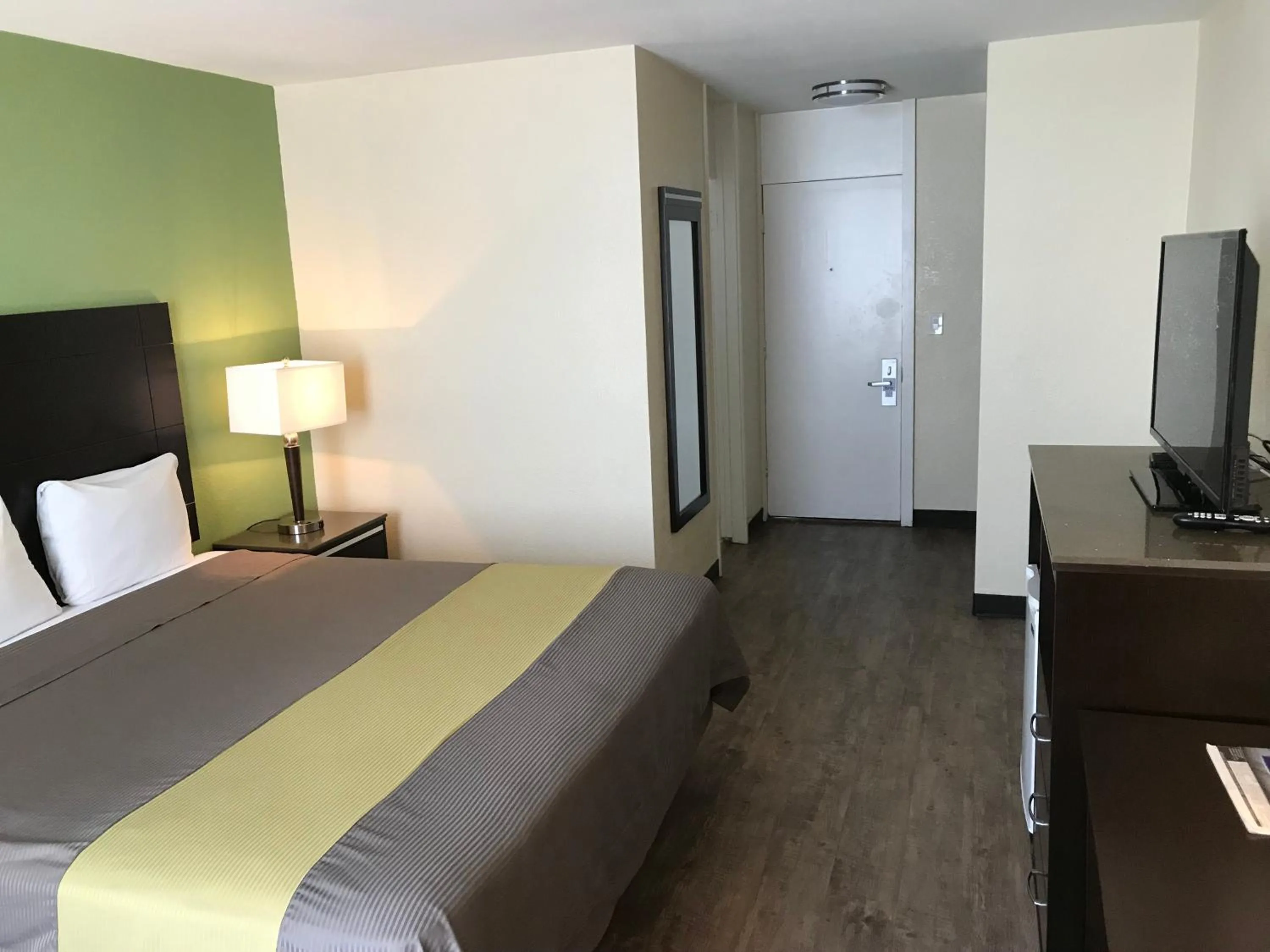 Bed in Inn Of Long Beach